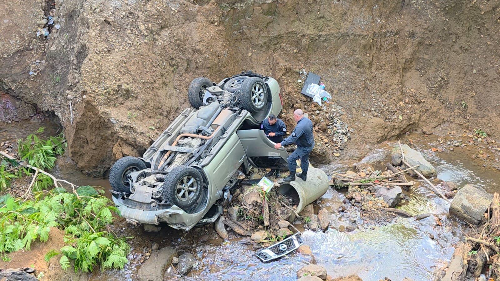 Carro cae a guindo en Río Cuarto
