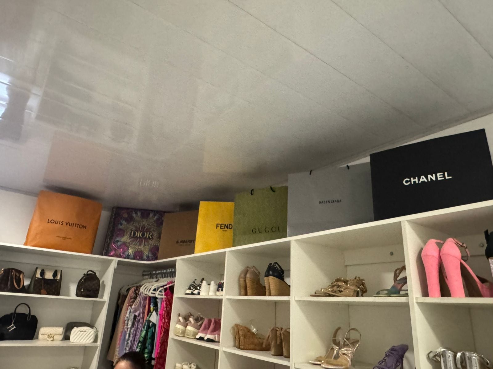 Este es el closet de la pareja sentimental de Noni. La casa fue allanada este martes en San José. Resaltan las carteras de diseñador.