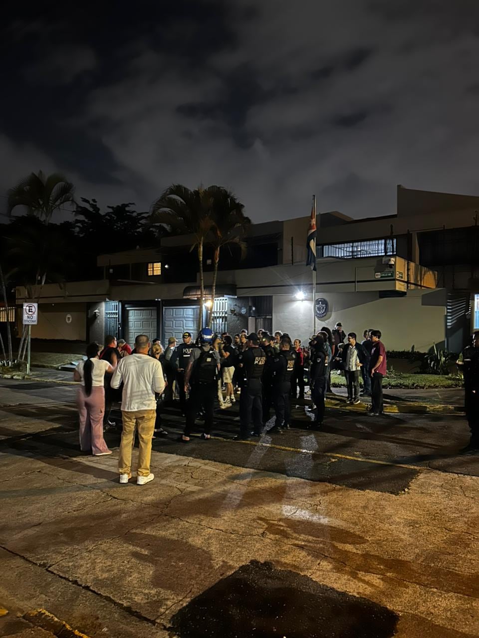 Manifestaciones frente a la Embajada de Cuba en Costa Rica, en Sabana Norte.