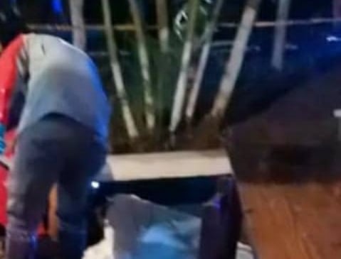 El tiroteo ocurrió en el bar de un hotel en Sonzapote. La Criz Roja, declaró fallecido al sujeto, que presentaba varios balazos. Foto: Cortesía Guana/Noticias.