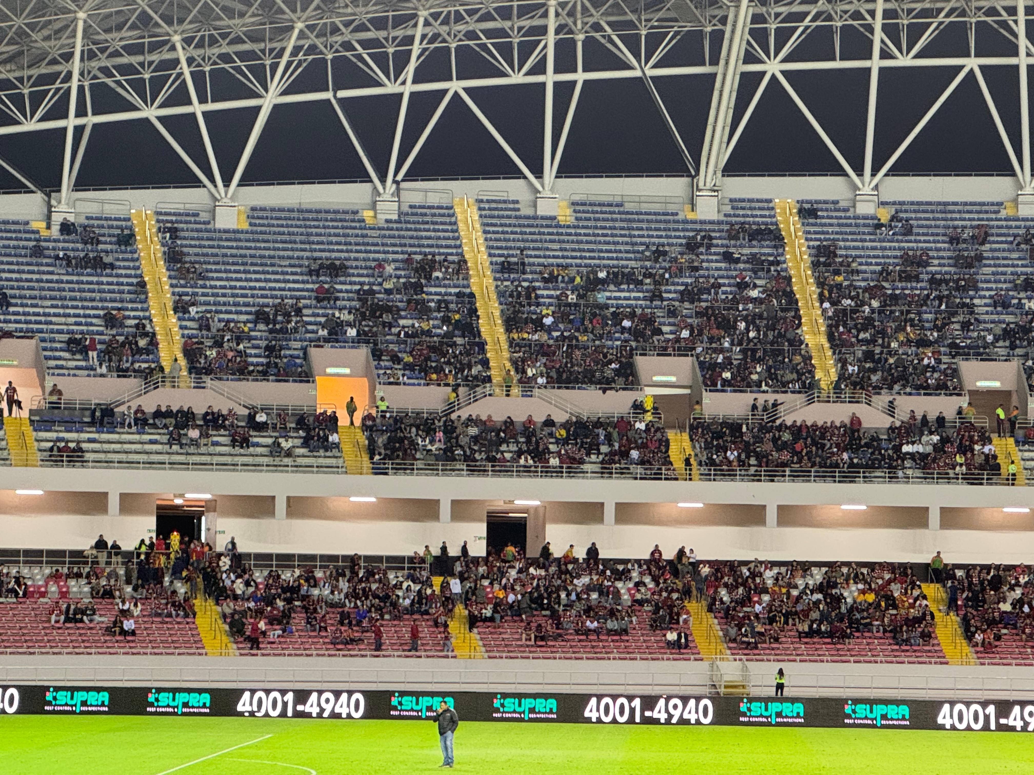 Así lucen las gradas del estadio Nacional antes del arranque del juego entre Alajuelense y Herediano.