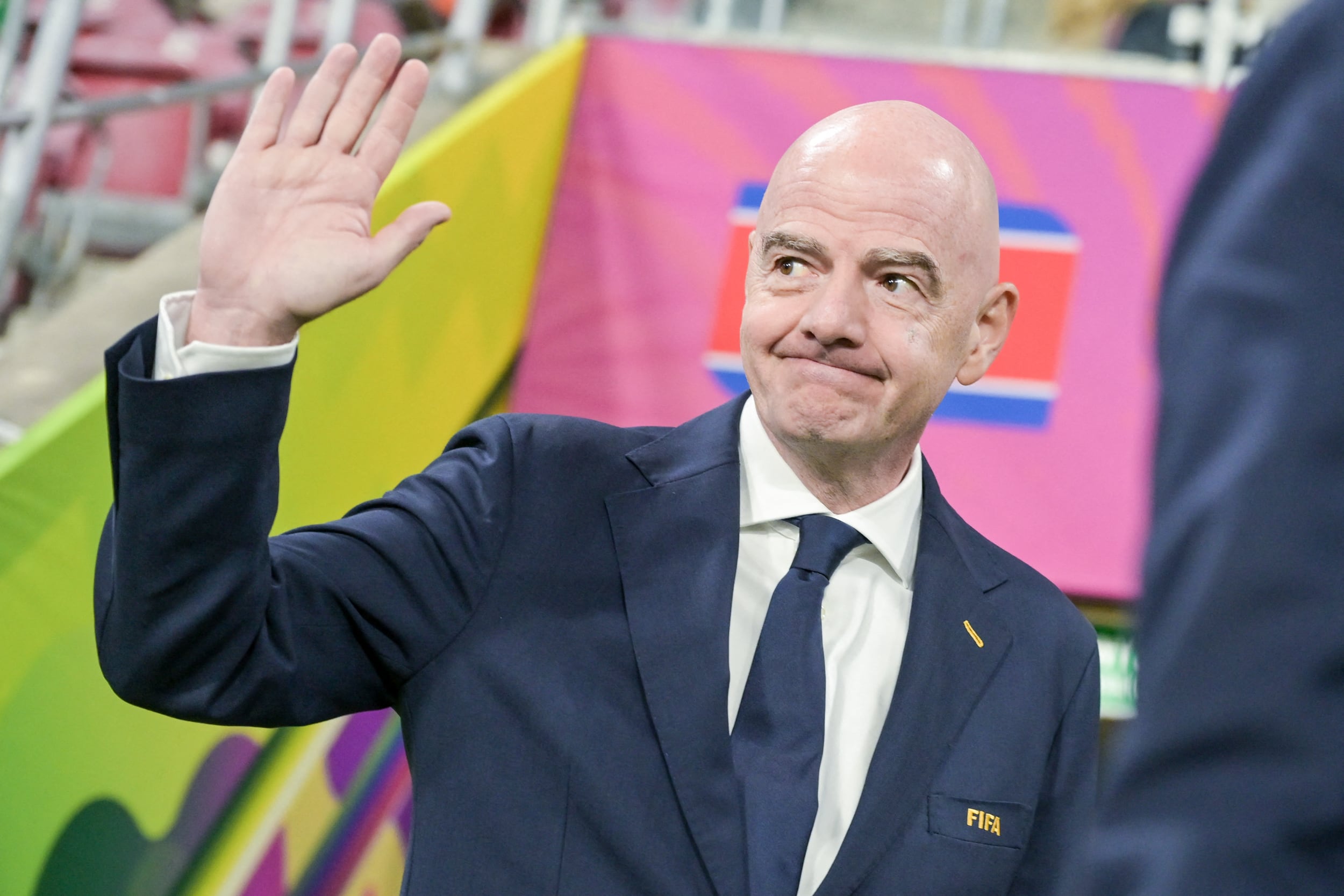 Gianni Infantino, presidente de FIFA saluda el pasado 27 de setiembre en Polonia luego de la final del Mundial Femenino Sub-20.