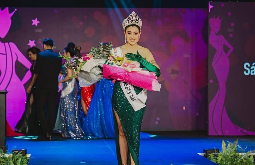 Hillary Sánchez, estudiante de Enfermería, llevará la corona de Señorita San José en el periodo 2023-2024.