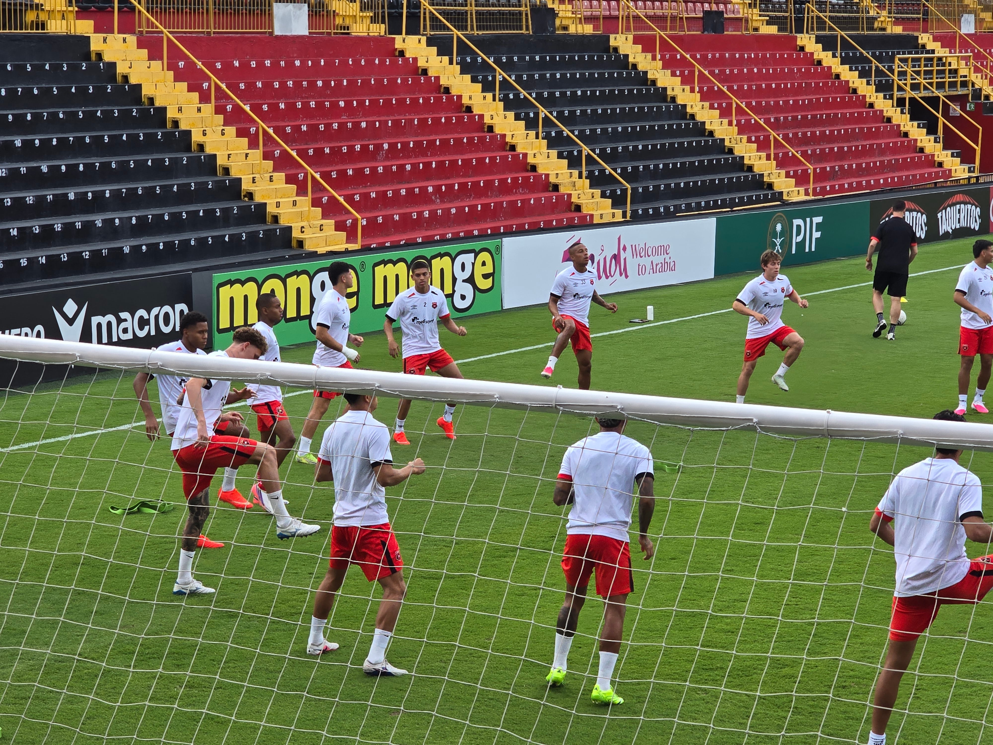 Liga Deportiva Alajuelense dejó ver parte de su entrenamiento este martes, justo antes de un partido decisivo en la Copa Centroamericana.