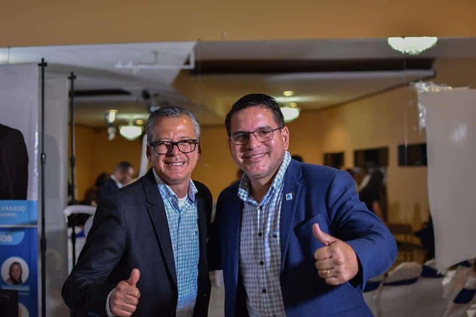 El exregidor de Nueva República (PNR) en Desamparados, Mario Alberto Alvarado Jiménez, junto a Fabricio Alvarado, líder de la agrupación.