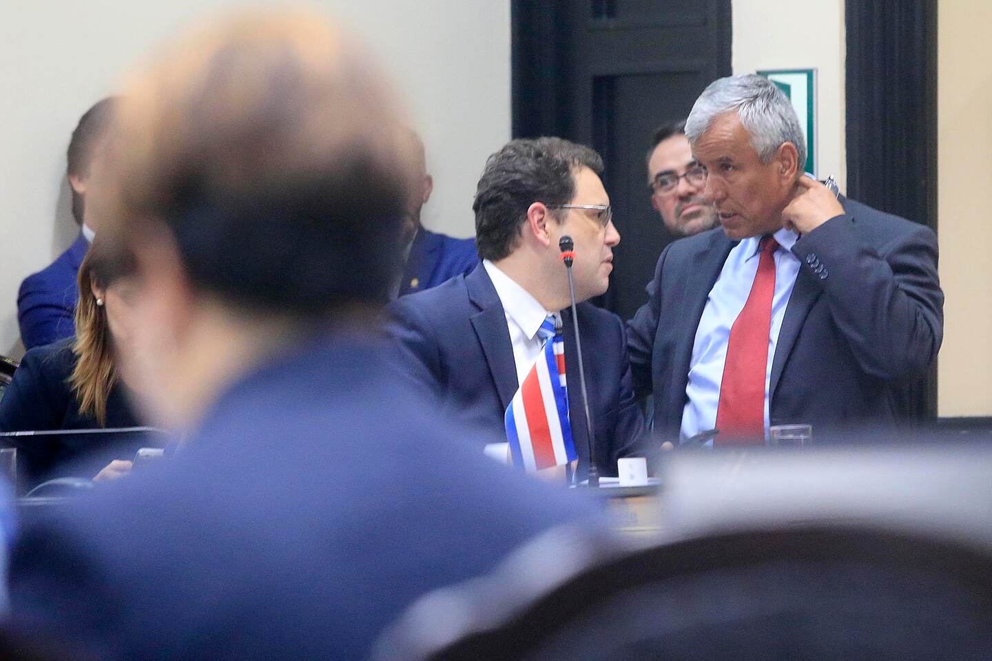 05/10/2018 Asamblea Legislativa. Primer debate de la reforma fiscal en el Plenario Legislativo. A las 5:21 p.m. fue aprobado el proyecto con 35 votos a favor, mientras que 22 diputados votaron en contra. Los jefes de fracción Carlos Ricardo Benavides (PLN) y Victor Morales Mora (PAC). Foto: Rafael Pacheco