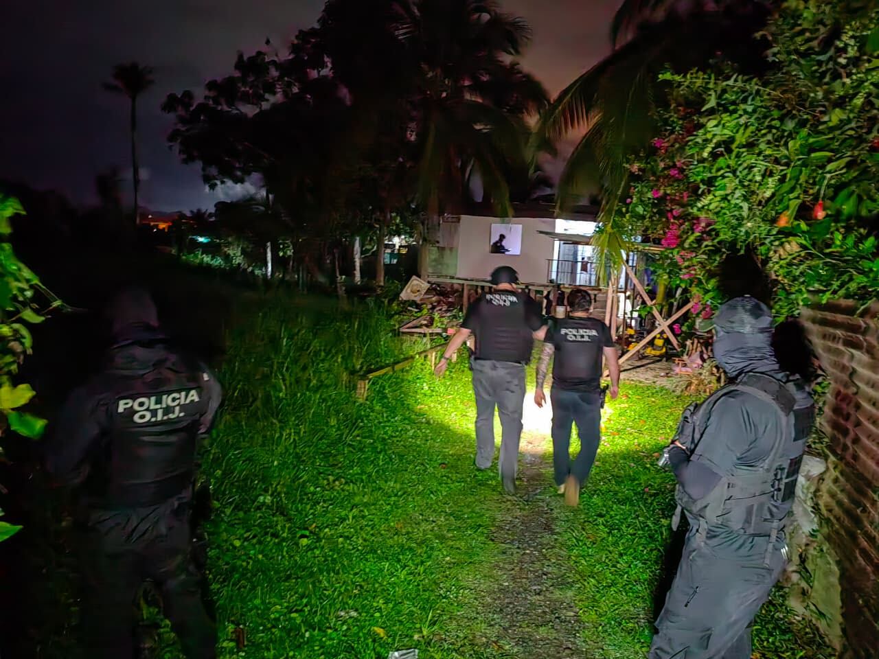 Agentes judiciales y Fiscales descubrieron enorme arsenal a cuatro casas de donde vivía Peña Russell en Atlántida de Limón.