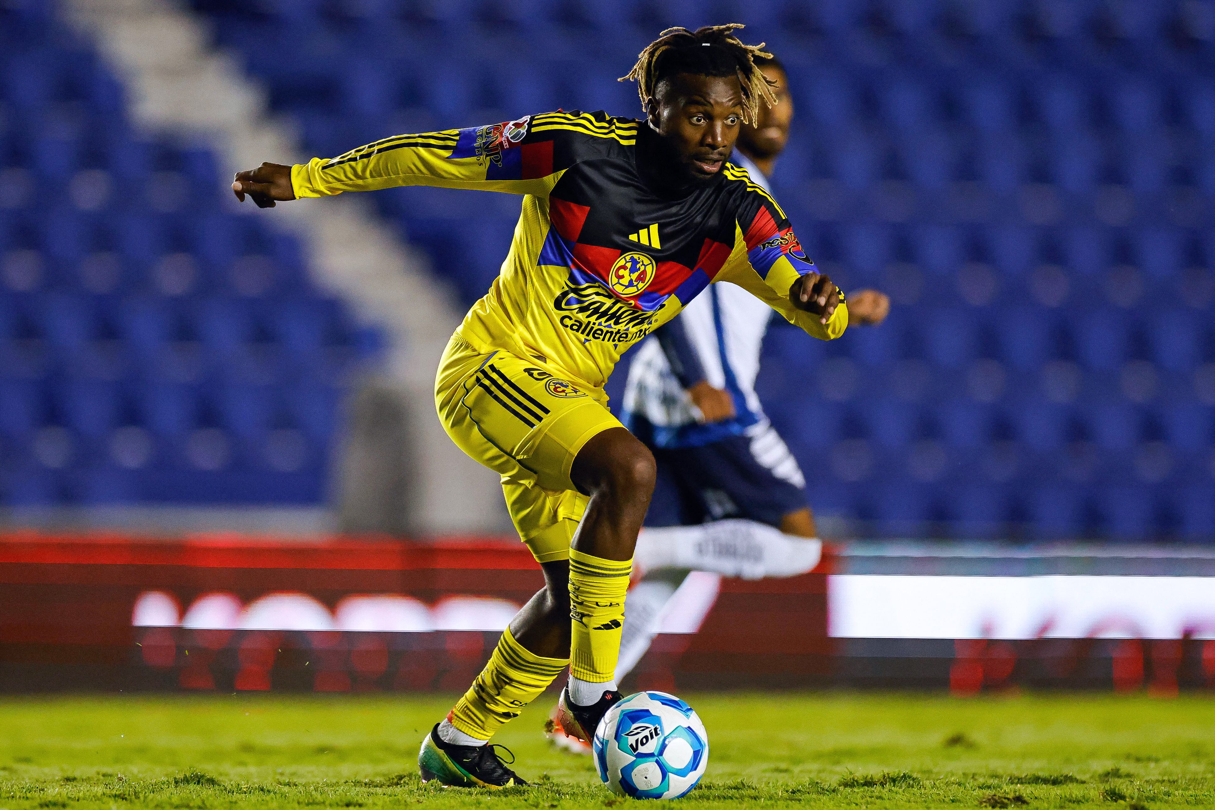 America's French forward #97 Allan Saint-Maximin looks on during the warm up ahead of the Liga MX Apertura football match between Atlas and America at the Jalisco Stadium in Guadalajara, Jalisco state, Mexico on August 24, 2025. (Photo by Ulises Ruiz / AFP)