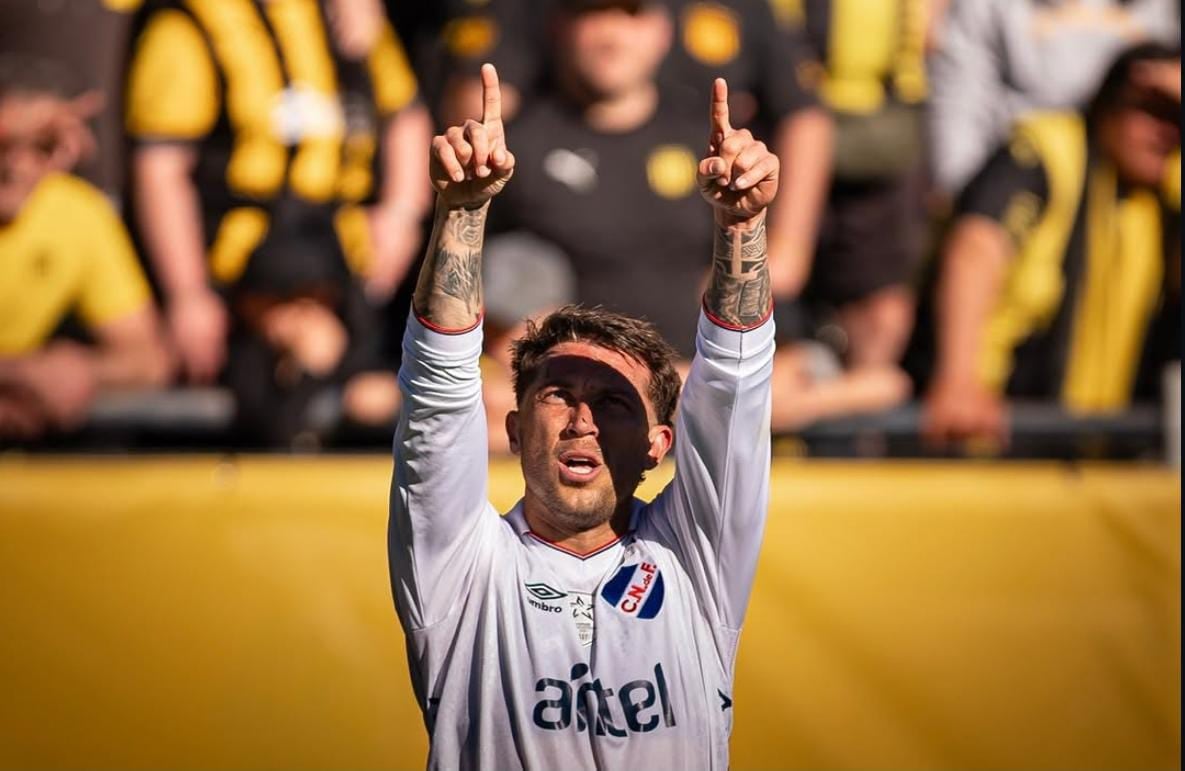 Francisco Calvo volvió a anotar gol con Nacional en la liga uruguaya. En la foto, Calvo celebrando su gol contra Peñarol el fin de semana anterior.