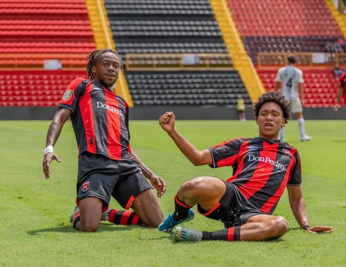El haitiano Tristan Demetrius y el colombiano Juan David Nazarith se complementan muy bien en el equipo U-21 de Liga Deportiva Alajuelense.