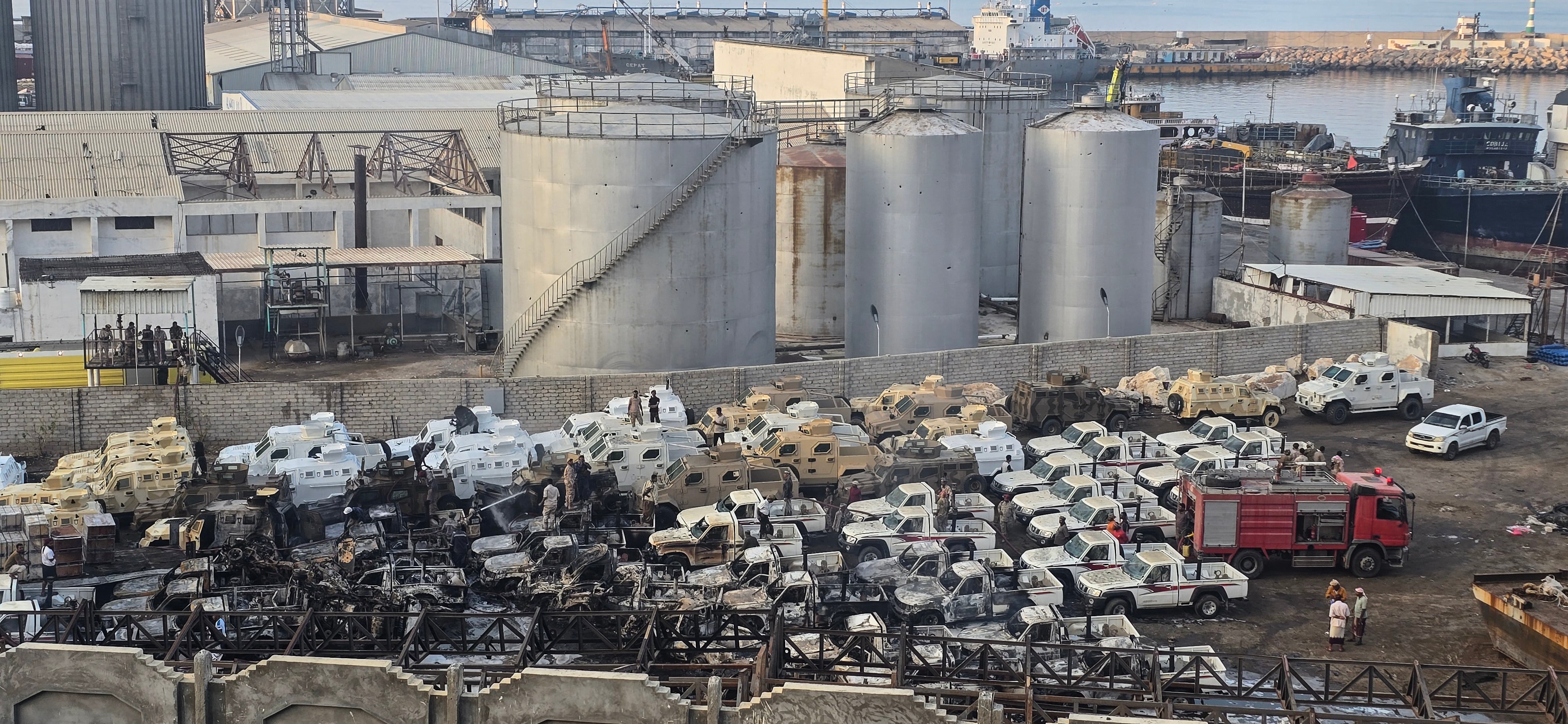 Vehículos y restos calcinados quedaron en el puerto de Al Mukalla tras un ataque atribuido a la coalición liderada por Arabia Saudita.