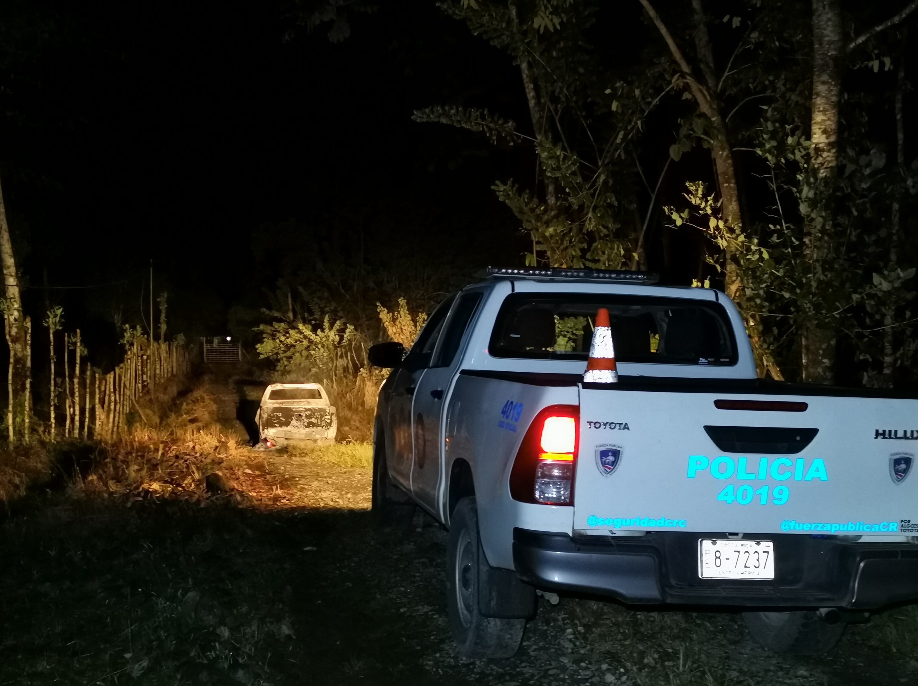 En una calle sin salida de una finca privada vecinos reportaron una explosión e incendio de un Toyota Hilux en el que se presume escaparon inicialmente los hampones. Foto: Reiner Montero.