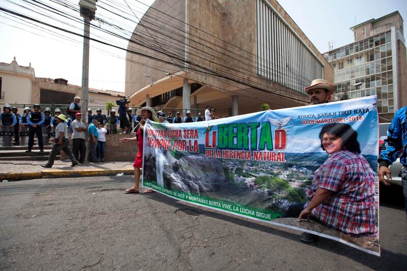 Dos militares presos por crimen de ambientalista en Honduras
