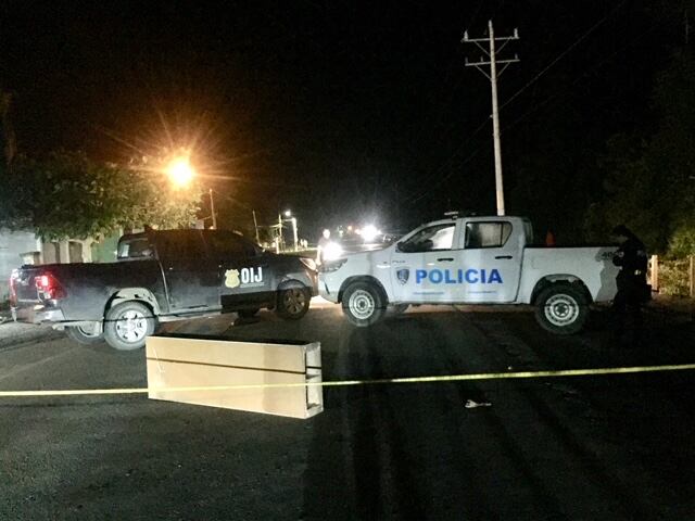 La policía acordonó el sitio del atropello en Westfalia, Limón, para recoger los cuerpos de las dos mujeres.