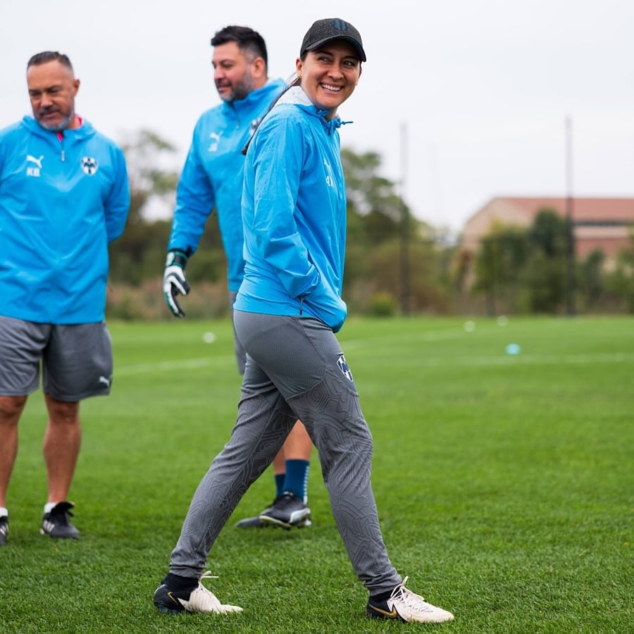 Kenneth Barrantes, asistente técnico de Amelia Valverde en las Rayadas de Monterrey. Cortesía.