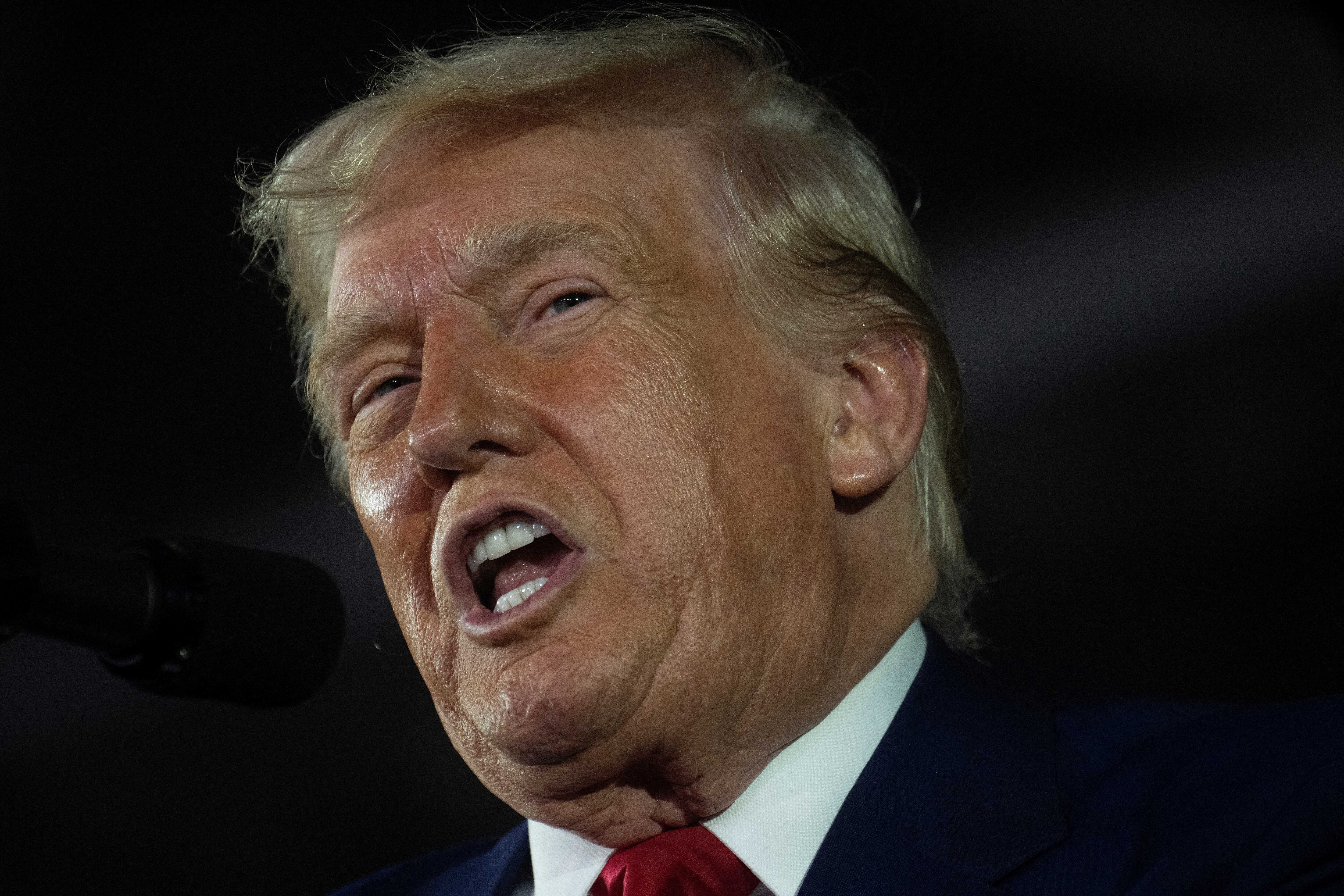 El presidente de EE. UU., Donald Trump, llega para pronunciar un discurso con motivo de su centésimo día en el cargo en el Sports Expo Center del Macomb County Community College en Warren, Michigan, el 29 de abril de 2025. Trump celebró los primeros 100 días de lo que ya es una de las presidencias más radicales y trascendentales en la historia de EE. UU., pero las encuestas muestran que los estadounidenses se están desilusionando con el tumulto económico y político. (Foto de Jim WATSON / AFP)