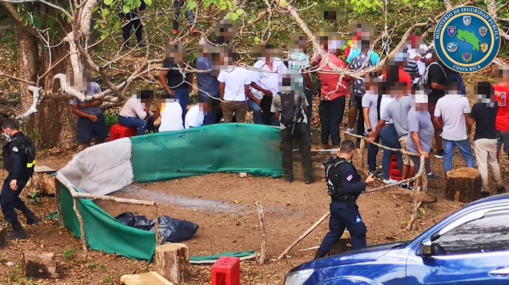 La Policía destruyó el improvisado redondel alrededor del cual muchos hacian sus apuestas y consumían licor y drogas. Foto: Cortesía MSP.