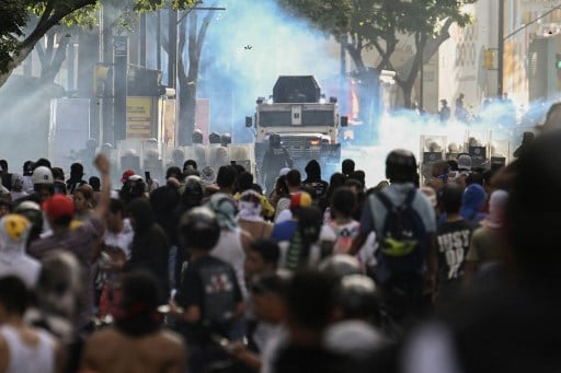 Manifestantes chocan con la policía durante una protesta contra el presidente venezolano, Nicolás Maduro, en Caracas, un día después de las elecciones presidenciales venezolanas. Foto AFP