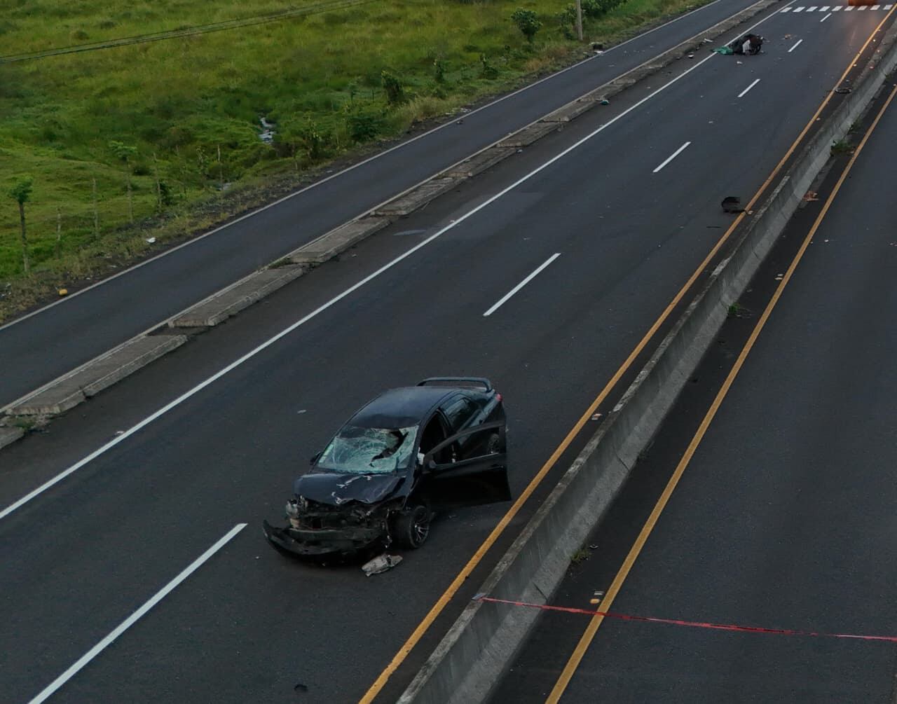 La carreta que acarreaba el fallecido con su bicicleta quedó a varios metros del vehículo involucrado en la colisión y muerte de un vendedor de frutas en Jiménez de Pococí, Limón.
