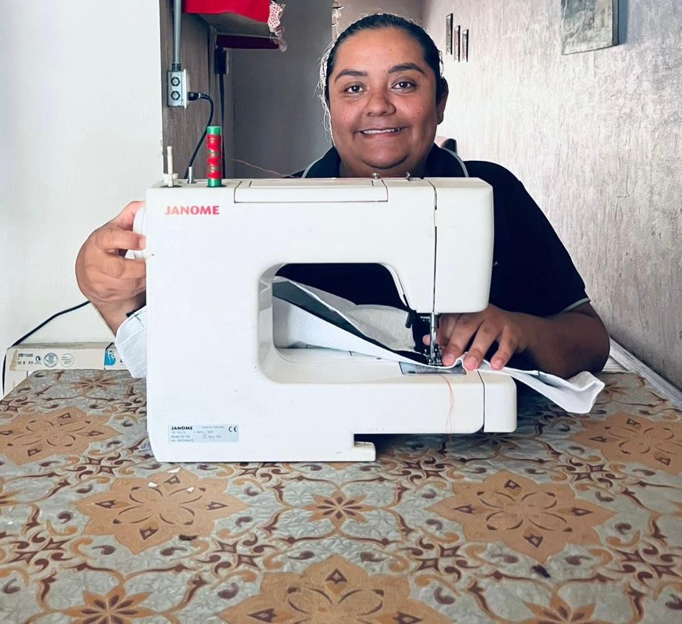 Cuatro vecinas de Guácimo de Limón crearon un emprendimiento para elaborar pañales para mulas que son empleadas en una finca bananera de la zona.