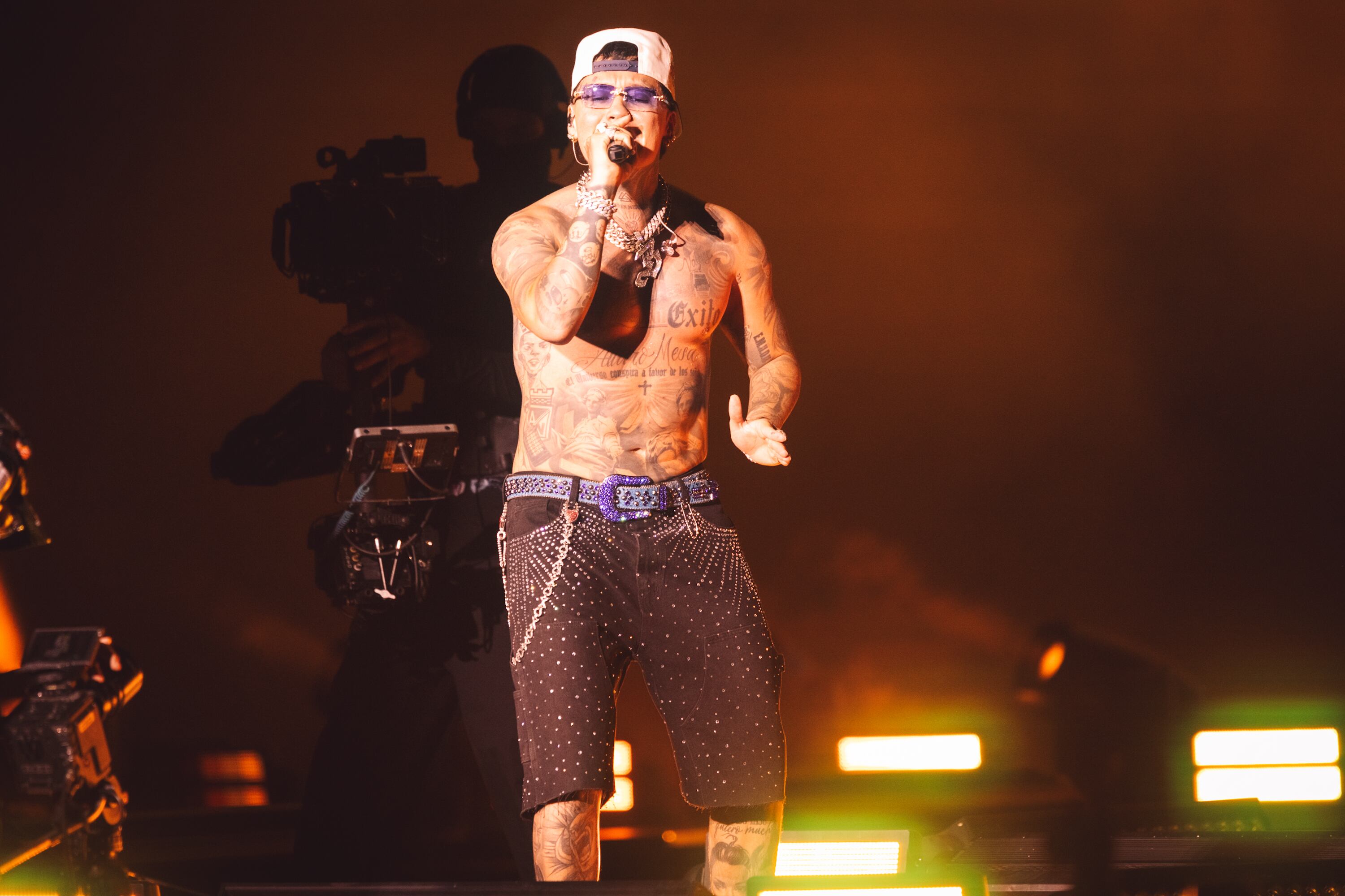 Blessd tiene un estilo muy marcado en sus conciertos: pantaloneta, tenis y su gorra.