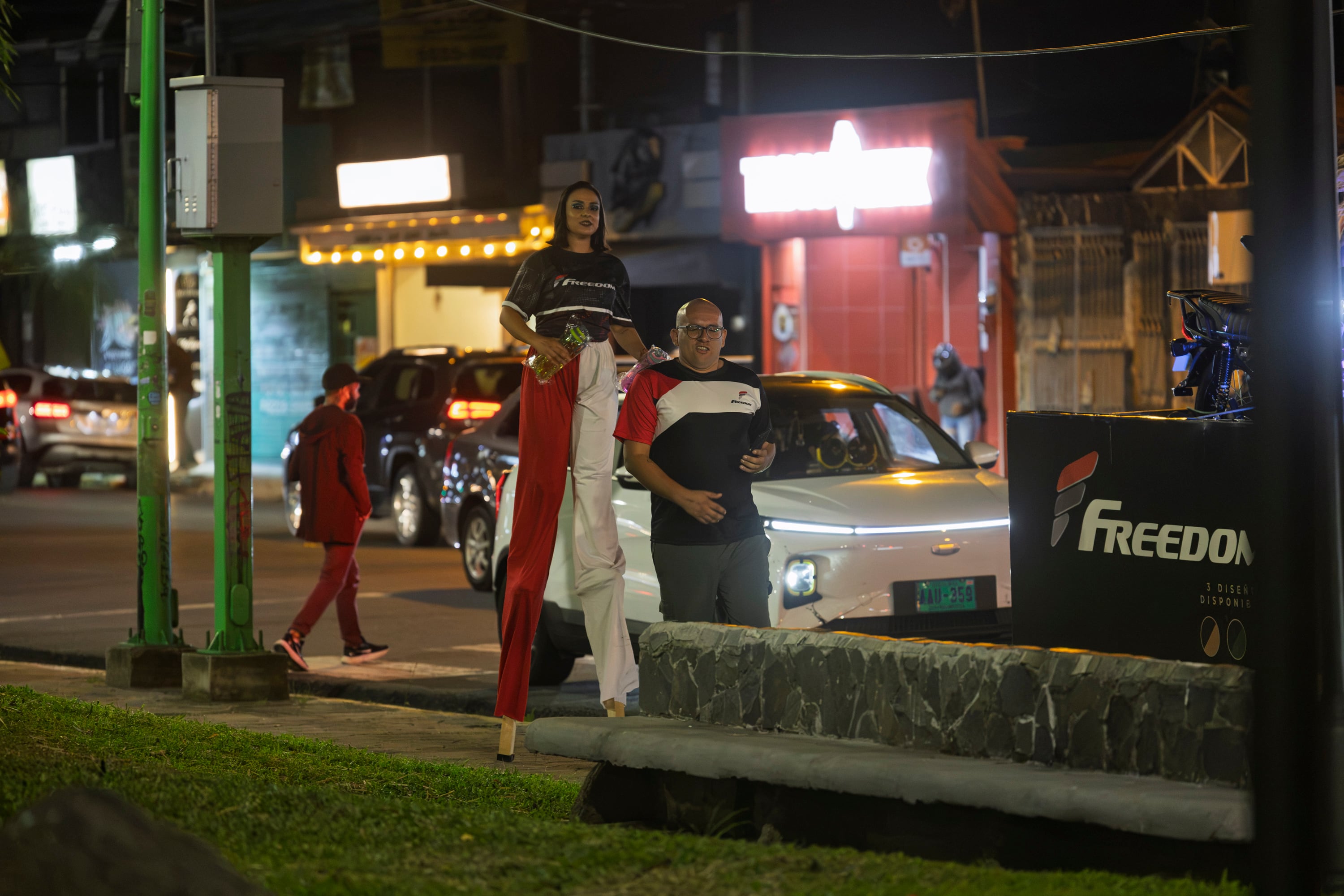 MATERIAL ECLUSIVO DE REVISTA DOMINICAL.
07/08/2026, San José, San Francisco de Dos Ríos, fotografías para ver como es el movimiento de las personas en el Parque Okayama durante la noches, despues de su remodelación.