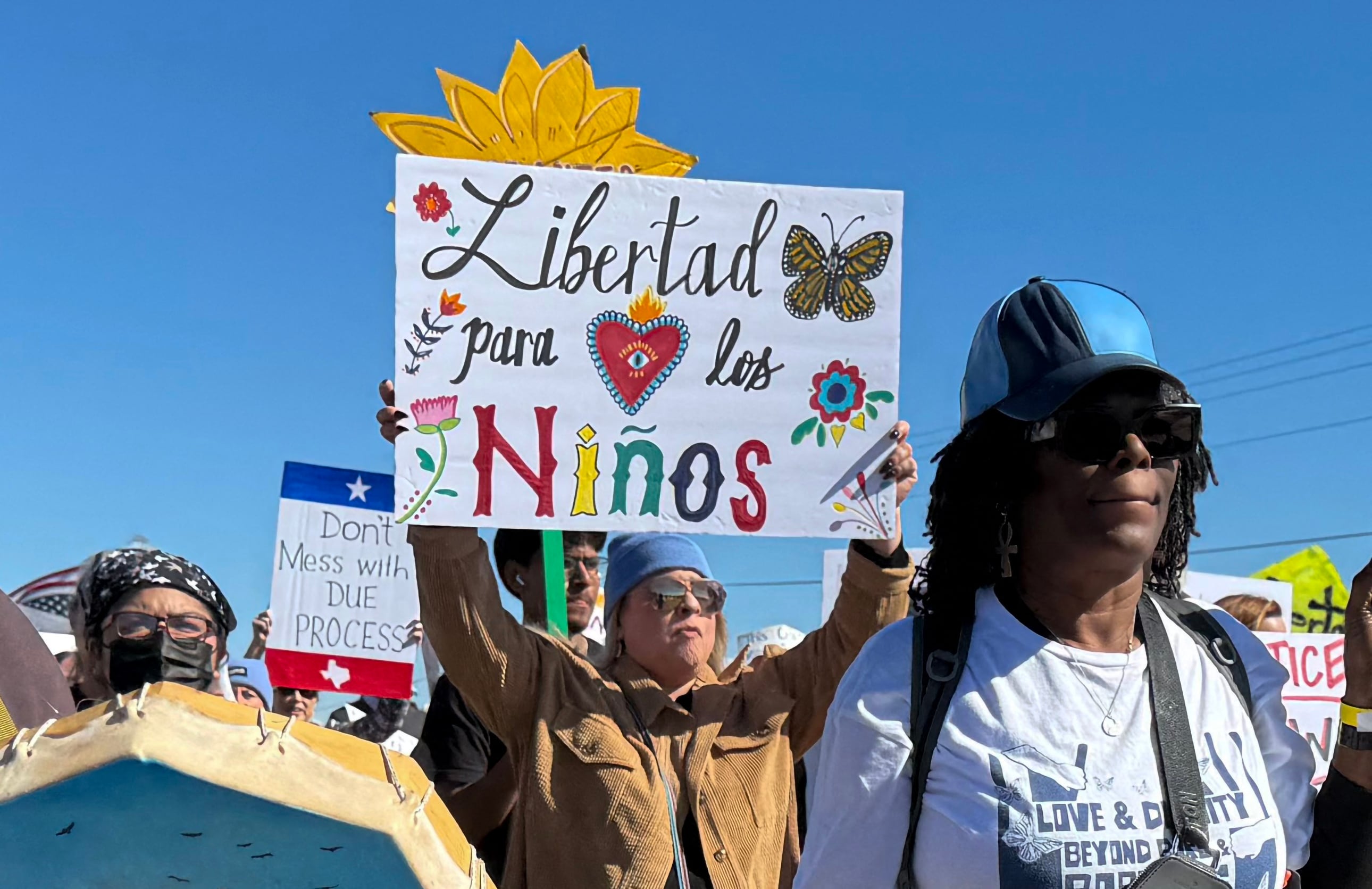 En la imagen, una manifestante sostiene un cartel en el que pide libertad para los niños durante una protesta y vigilia frente al Centro Residencial Familiar del Sur de Texas