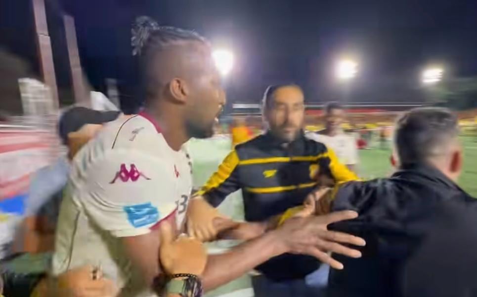 Kendall Waston se acercó a calmar los ánimos con el presidente de Herediano, Jafet Soto, tras la final que perdió Saprissa.