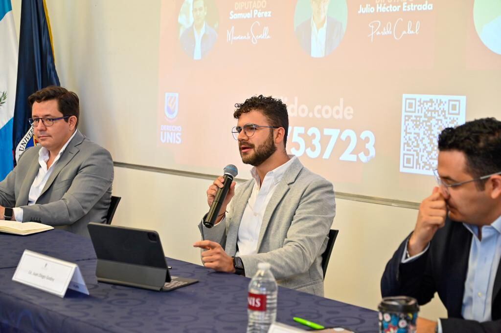 El analista político Juan Diego Godoy describe la situación de Guatemala como una disputa política a través de diversos mensajes de poder por parte de Consuelo Porras y Bernardo Arévalo.