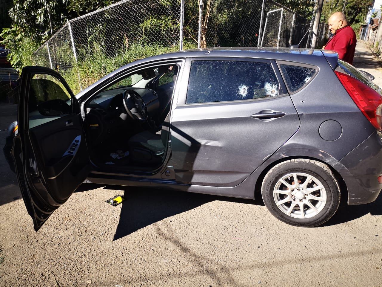 Los cuerpos, con múltiples impactos de bala, quedaron muy cerca de este vehículo Hyundai gris que aparece desinscrito en el Registro de la Propiedad.