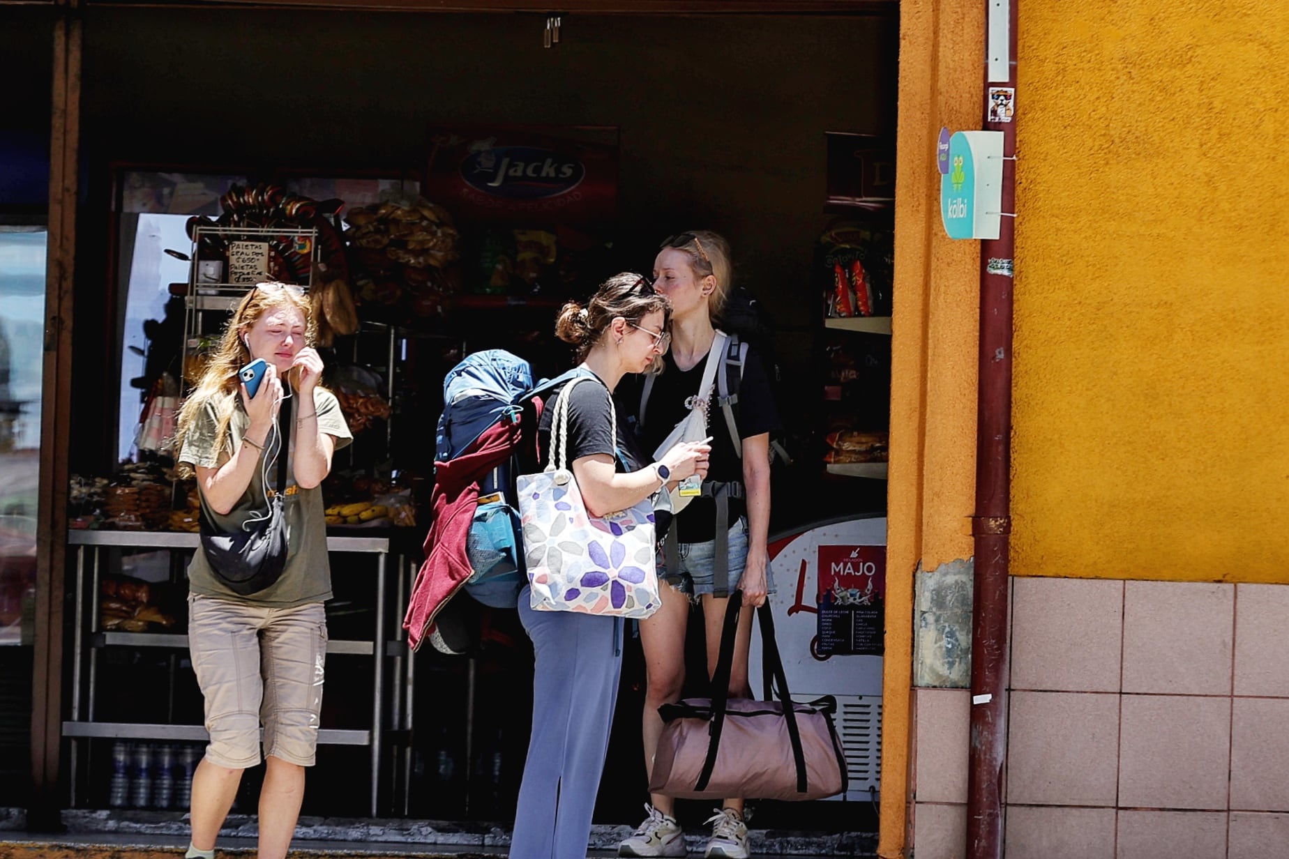 Fotografías de turistas en San José centro para ilustrar nota sobre inseguridad por robo / foto John Durán