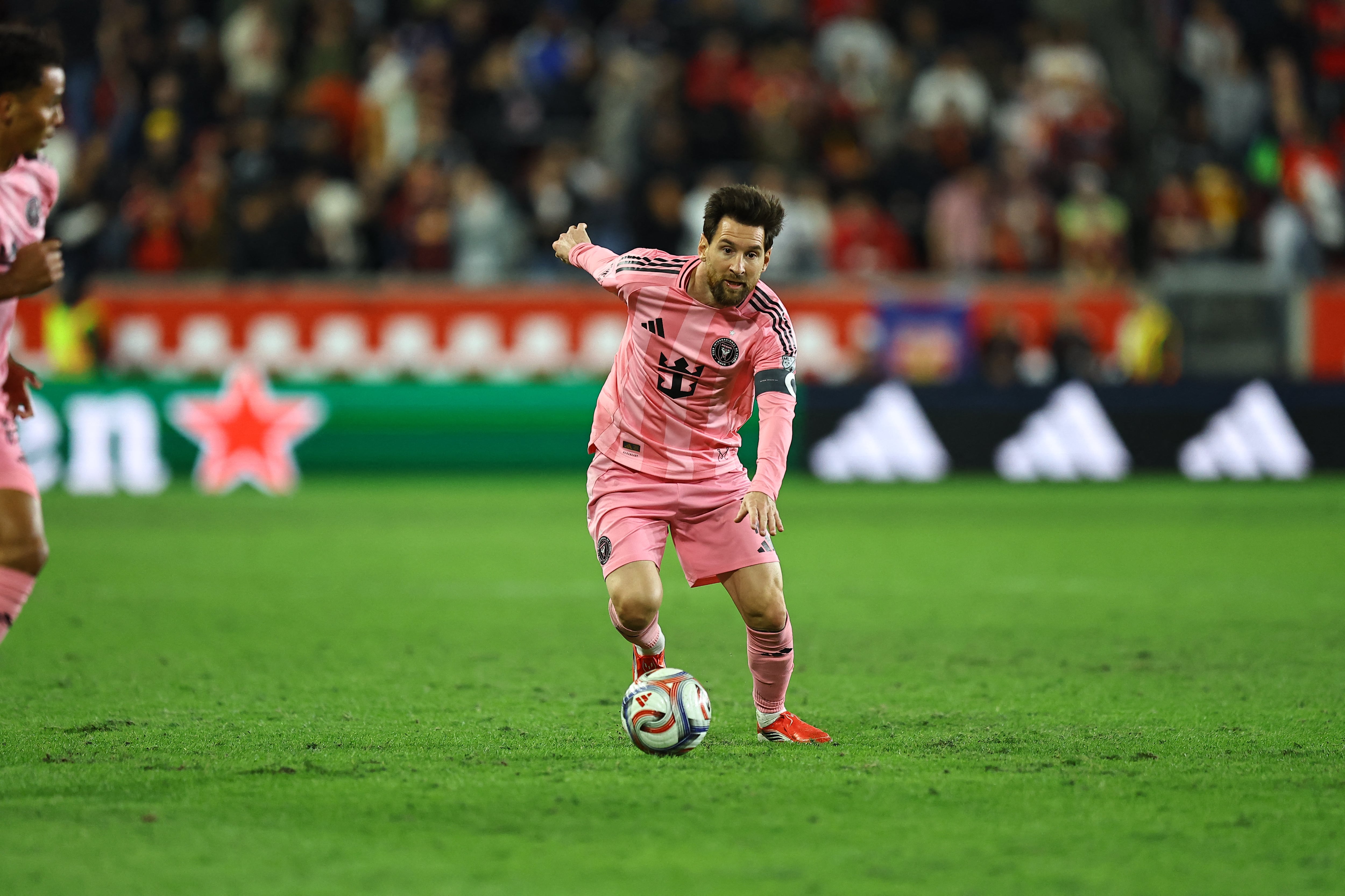 Lionel Messi conduce el balón en el partido del Inter Miami ante el New York Red Bulls, por la MLS, el sábado 24 de octubre.