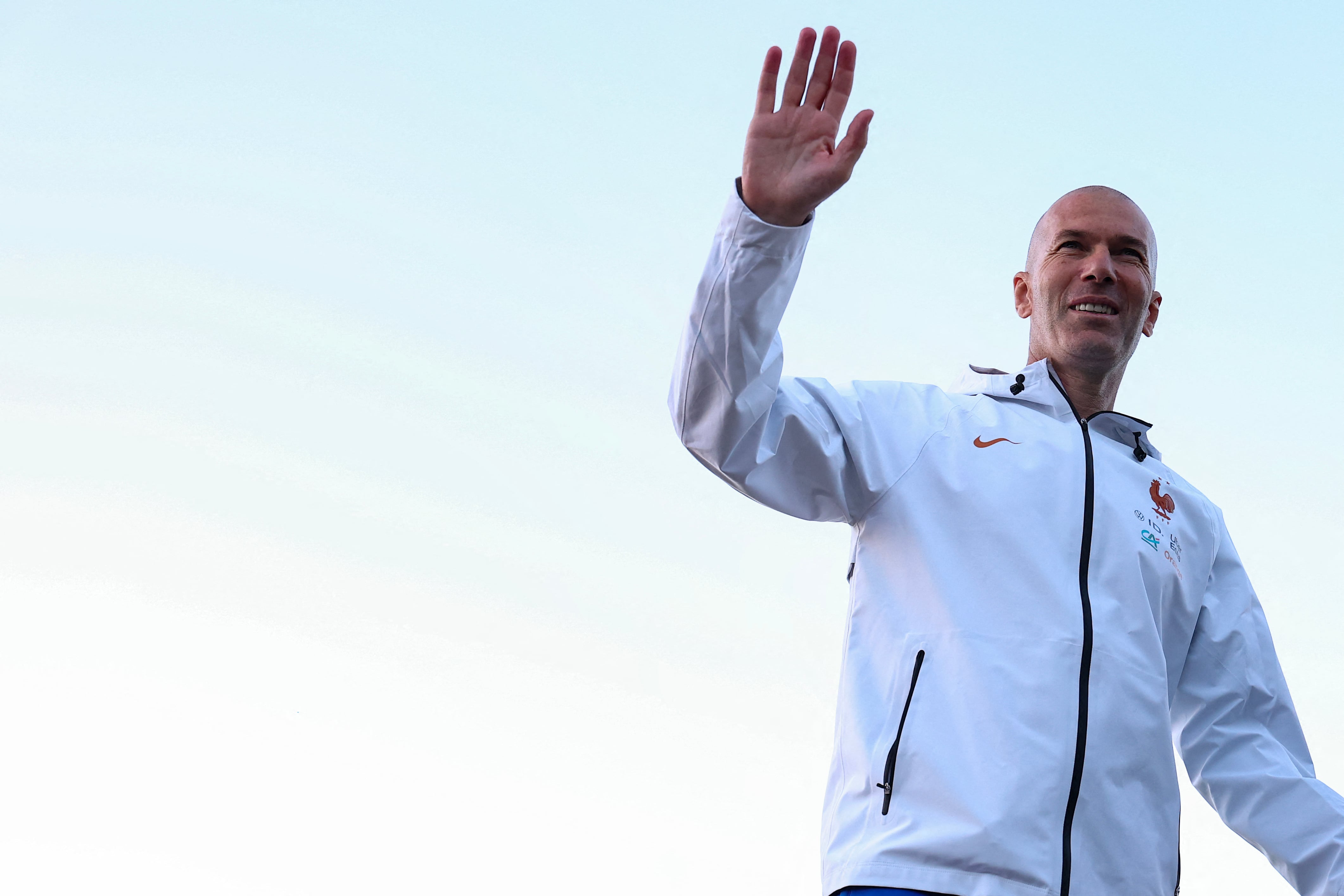 El entrenador Zinedine Zidane saluda en su llegada al campo de entrenamiento de la Selección de Francia al sur de París, antes del debut en la Liga de Naciones.
