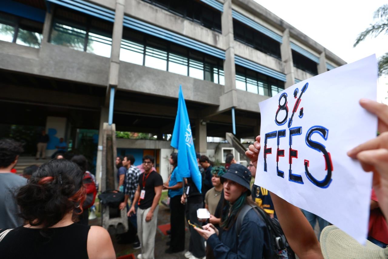 Estudiantes de la UCR protestan en la Rectoría por falta de apoyo del rector Carlos Araya, en las negociaciones del FEES.