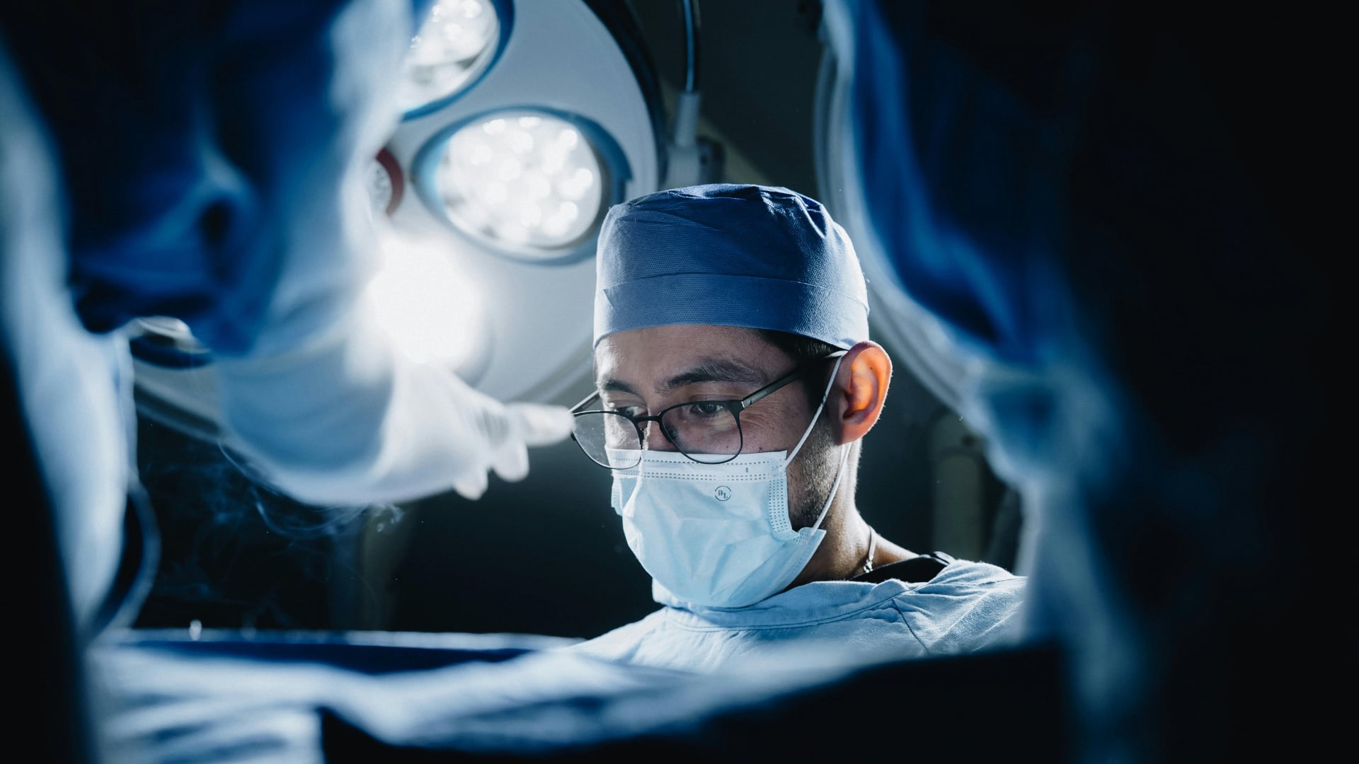 A diferencia de la vasectomía, la reversión es un procedimiento más complejo que se realiza en sala de operaciones y tiene un costo significativamente mayor.