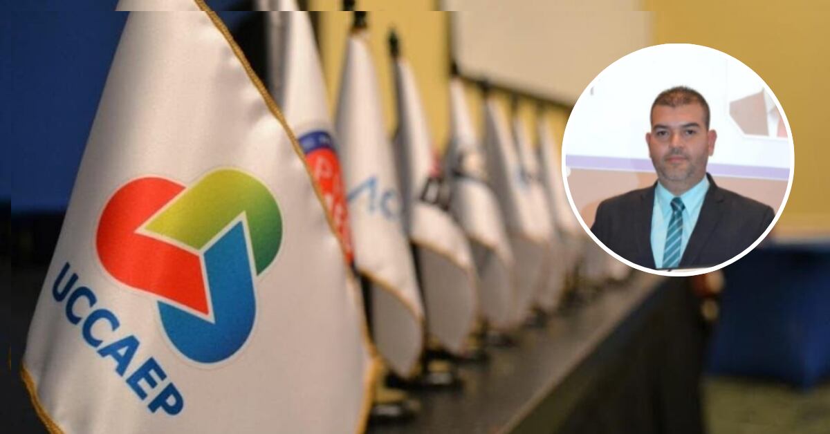 Primer plano de una bandera con el logo de Uccaep, junto a otras insignias empresariales en una mesa. En un recuadro, aparece un hombre de traje con fondo de presentación. La imagen ilustra la reacción del sector empresarial costarricense ante el asesinato de un alto funcionario judicial.