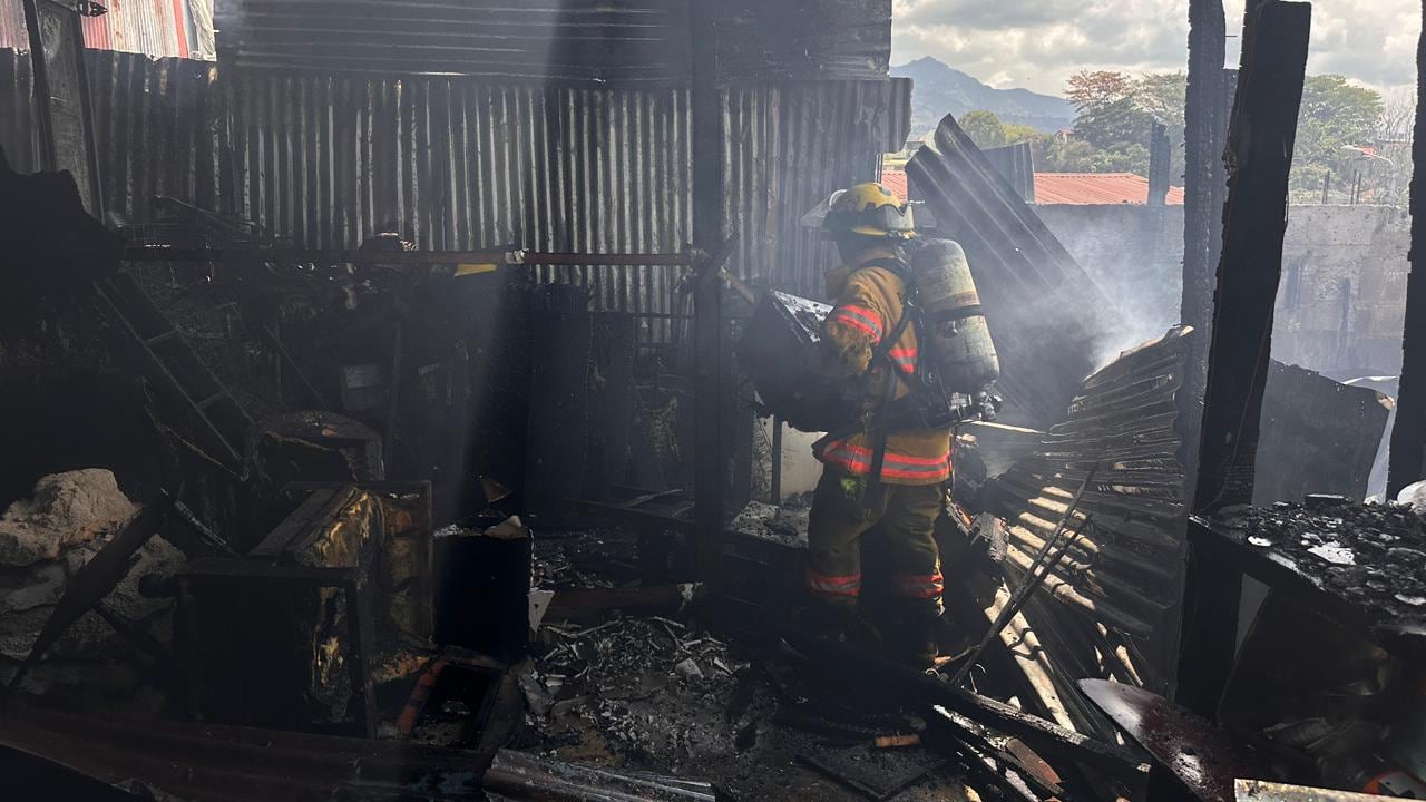 Las llamas fueron controladas por los bomberos, evitando que se propagaran hacia otras casas cercanas.