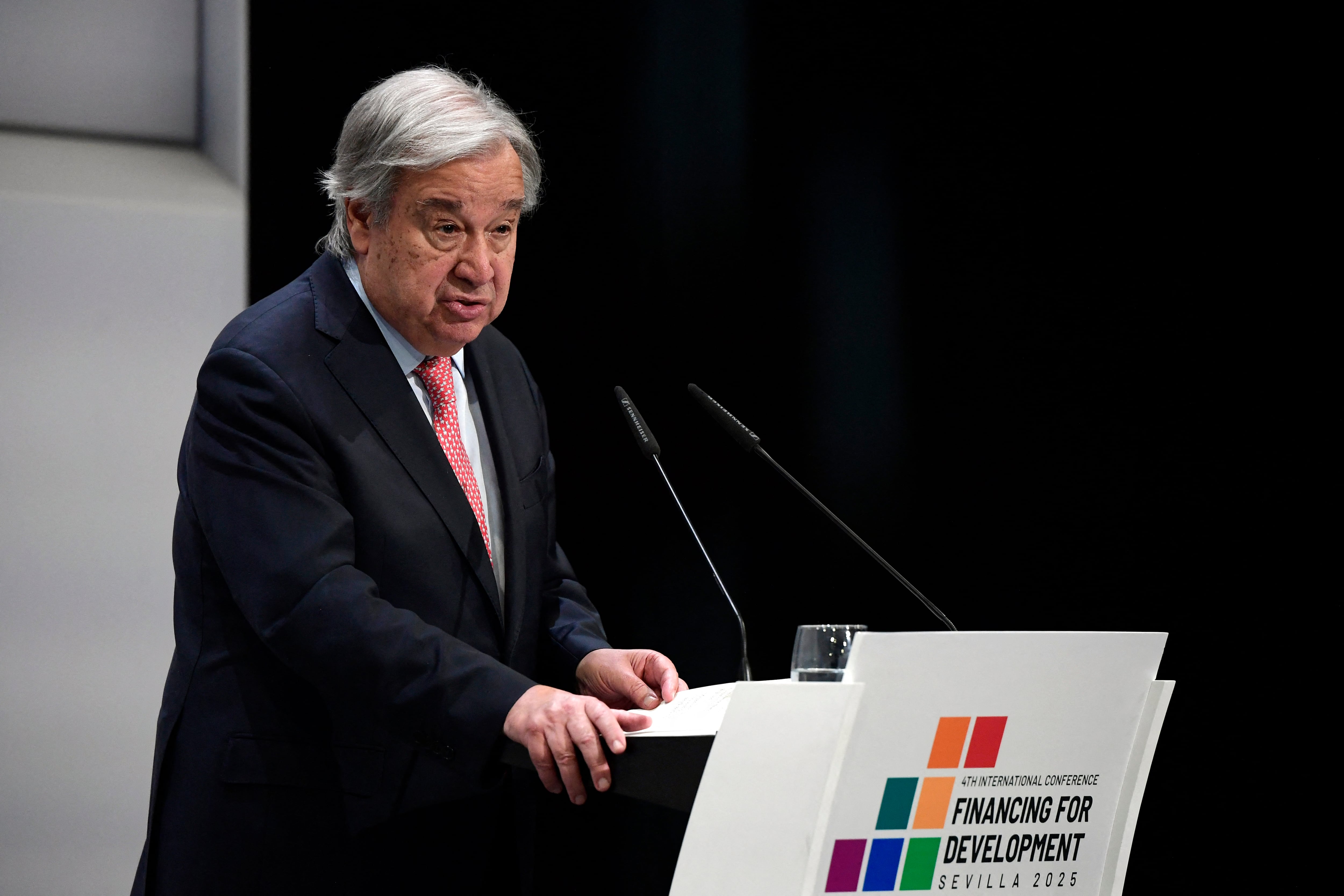 El Secretario General de las Naciones Unidas, Antonio Guterres, en una rueda de prensa conjunta con el presidente del Gobierno español durante la IV Conferencia Internacional de las Naciones Unidas sobre Financiación y Desarrollo, que se celebrará en Sevilla este 30 de junio. Fotografía: