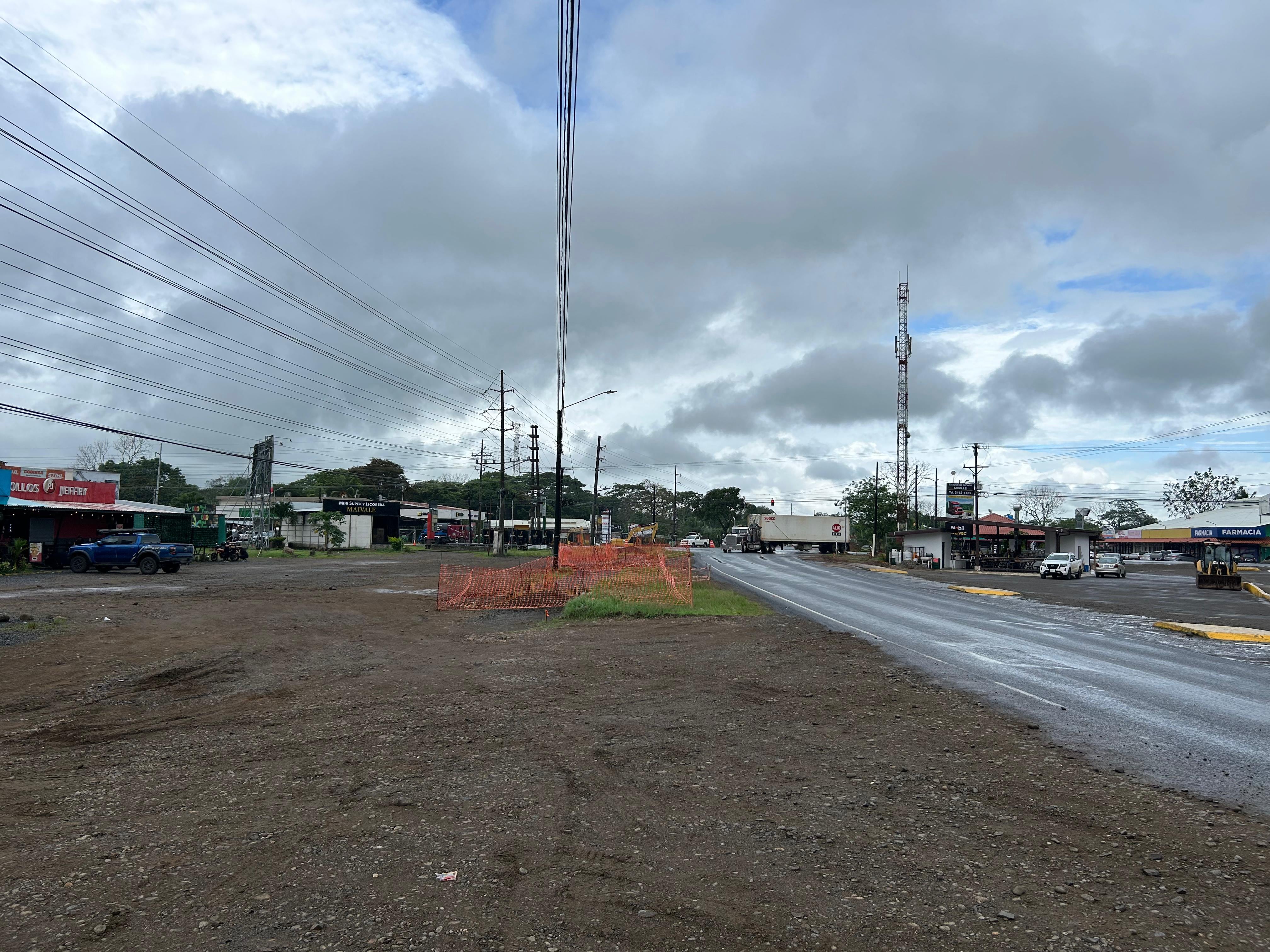 Las obras en Muelle incluyen una rotonda, tubería pluvial y mejoras viales. Se espera finalizar en octubre