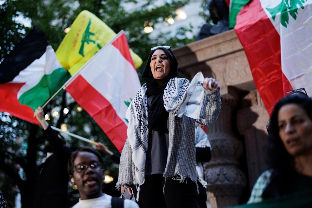 Nerdeen Kiswani (C), fundadora del grupo Within Our Lifetime–United for Palestine, habla durante una manifestación “Flood Manhattan for Lebanon” en Madison Square Park, en Nueva York, el 24 de septiembre de 2024.