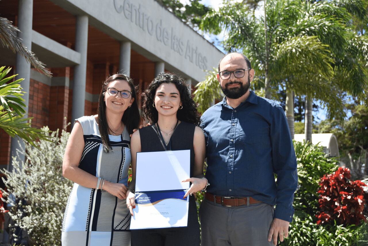 Natalia Orozco Delgado, estudiante del colegio público Científico de Alajuela, obtuvo el mayor puntaje posible en el Proceso de Admisión 2023-2024 para ingresar al Tecnológico de Costa Rica (TEC). Es decir, logró 800 puntos de 800 posibles. En la foto, Natalia Orozco junto a sus padres, Carlos Orozco y Carolina Delgado.