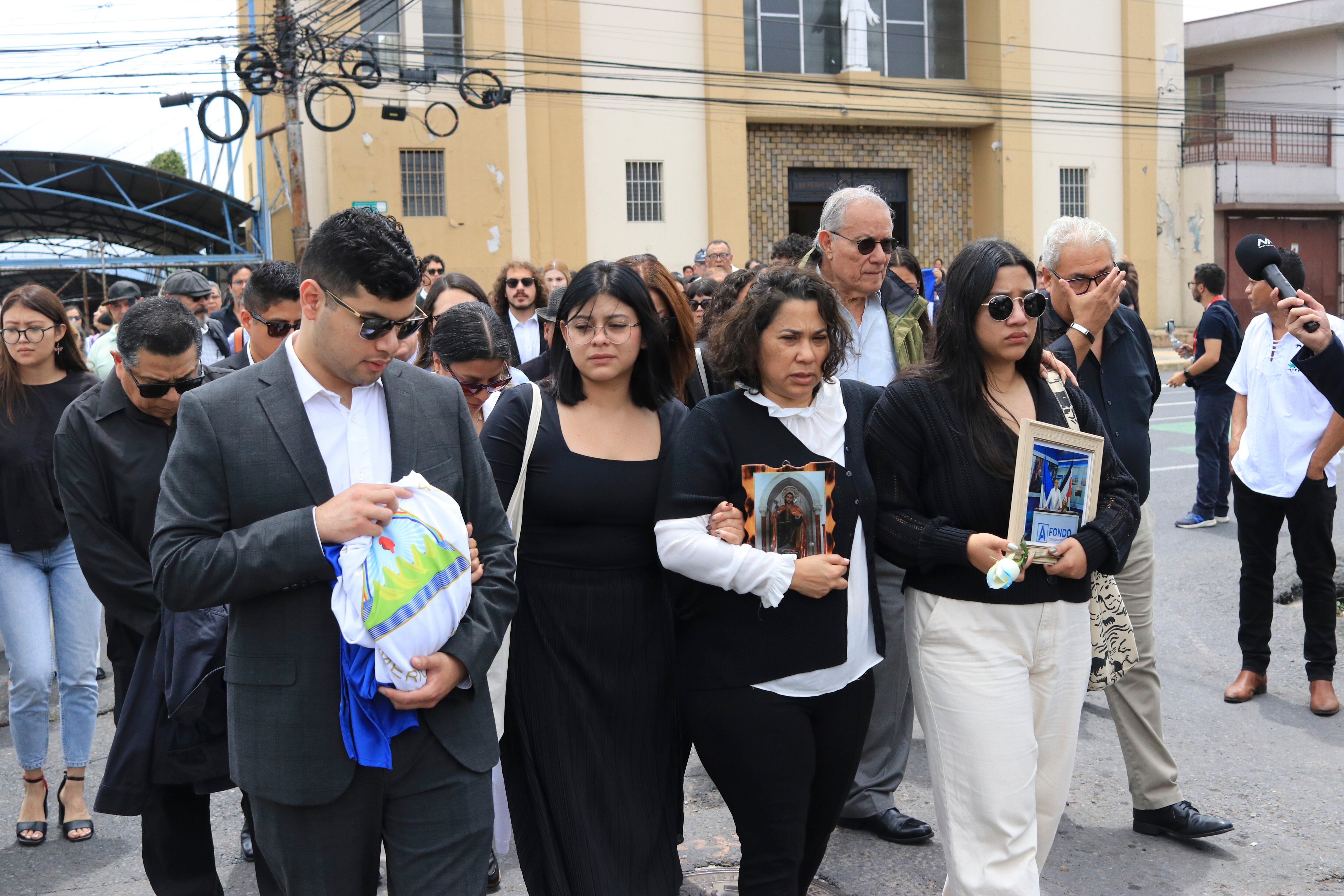 22 de junio 2025
San José, Iglesia de las Ánimas
Funeral del exmilitar nicaragüense Roberto Samcam quien vivió exiliado en Costa Rica desde 2018.
En la foto, despliegue de Fuerza Pública
Fotografía: Jonathan Jiménez Flores