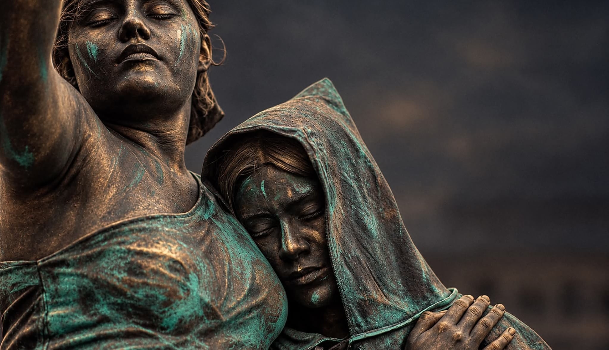 Cada cierto tramo del recorrido, el grupo ascendía de la carroza que les llevaba para posar como estatuas vivientes ante los asistentes a los desfiles patrios.