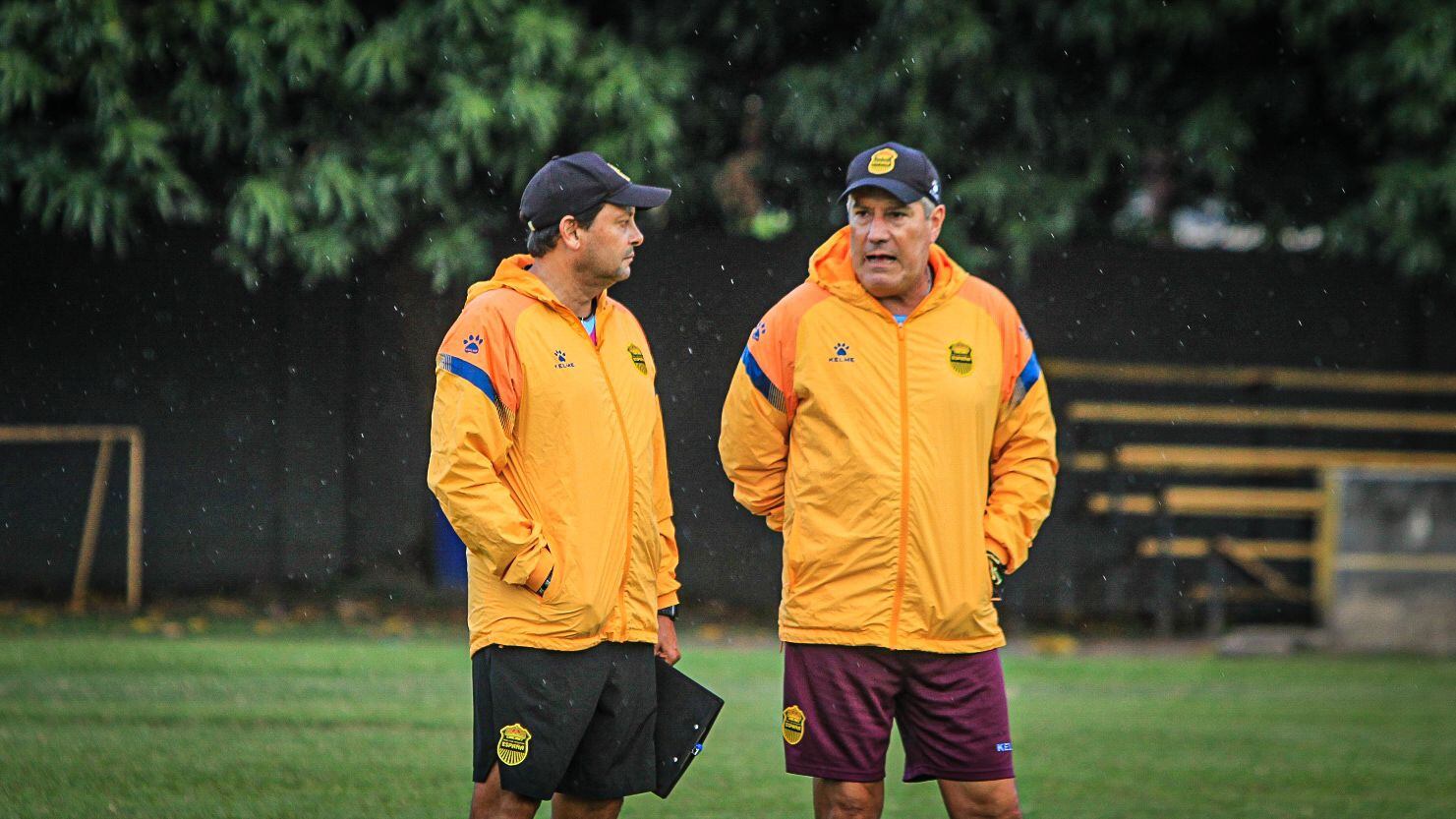 Jeaustin Campos junto con su asistente, Hugo Viegas, en un entrenamiento del Real España. Fotografía: Real España