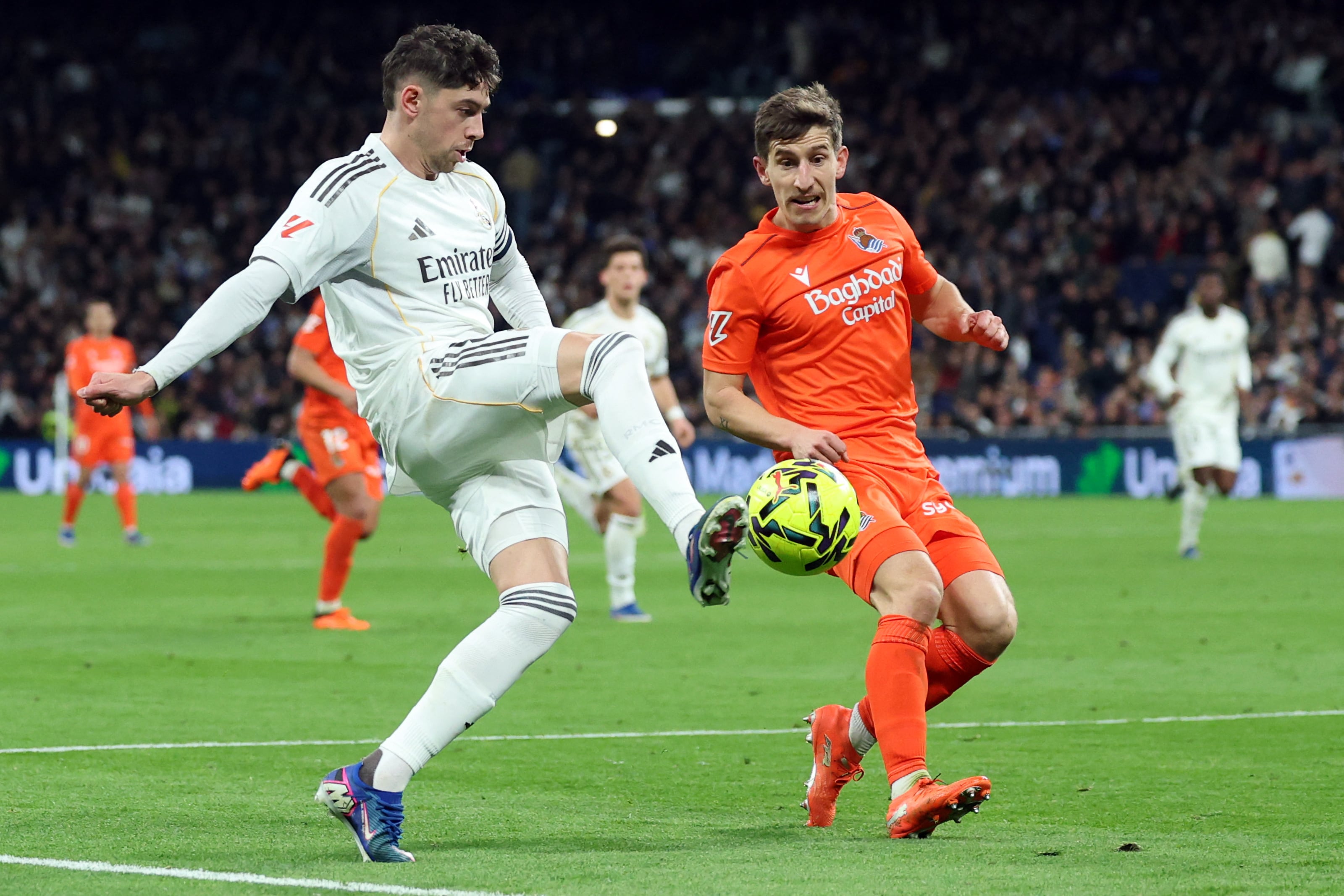 El uruguayo del Real Madrid Federico Valverde disputa el balón con Aihen Muñoz de la Real Sociedad, en el estadio Santiago Bernabéu.