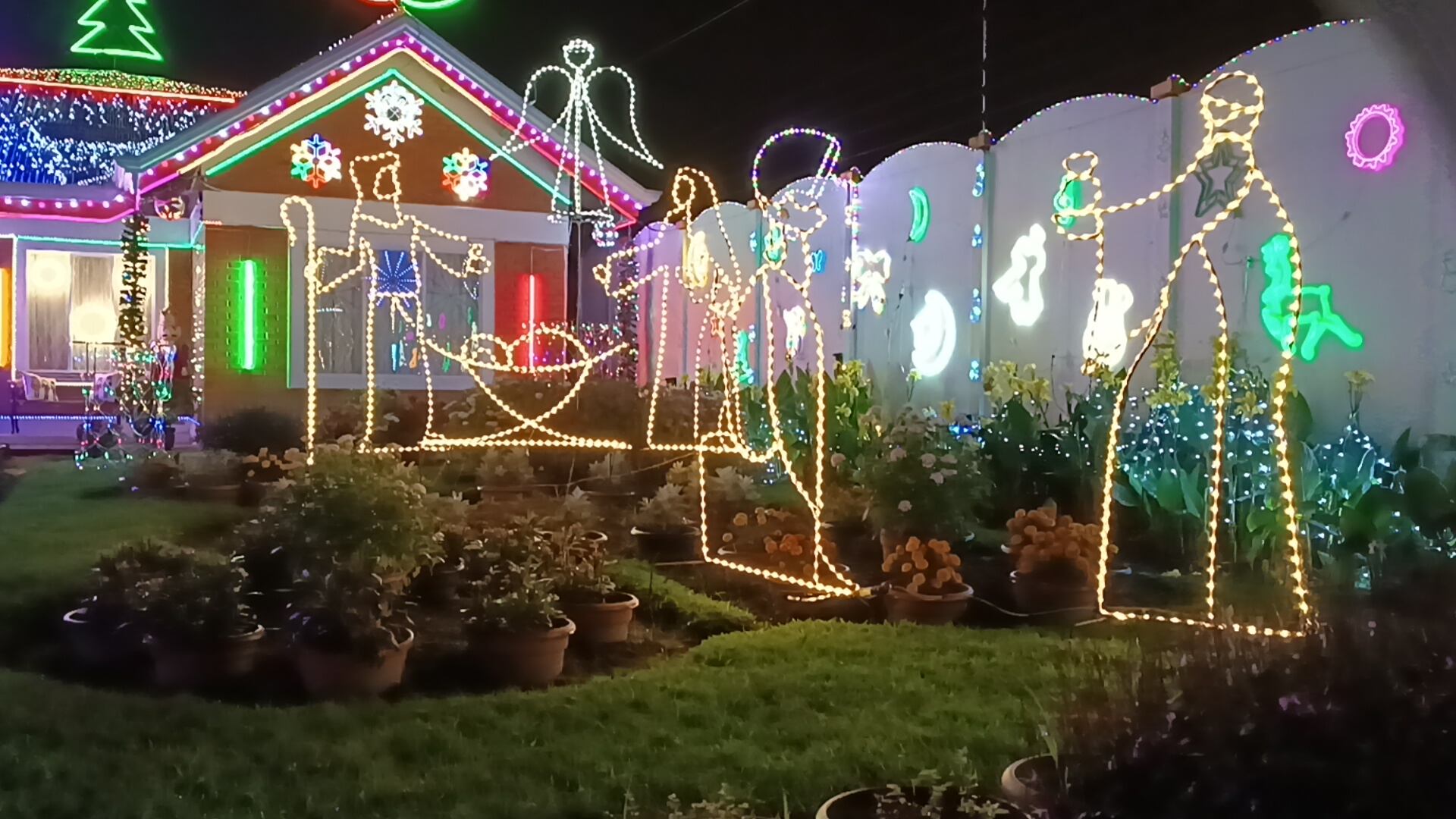 Casa navideña luminosa