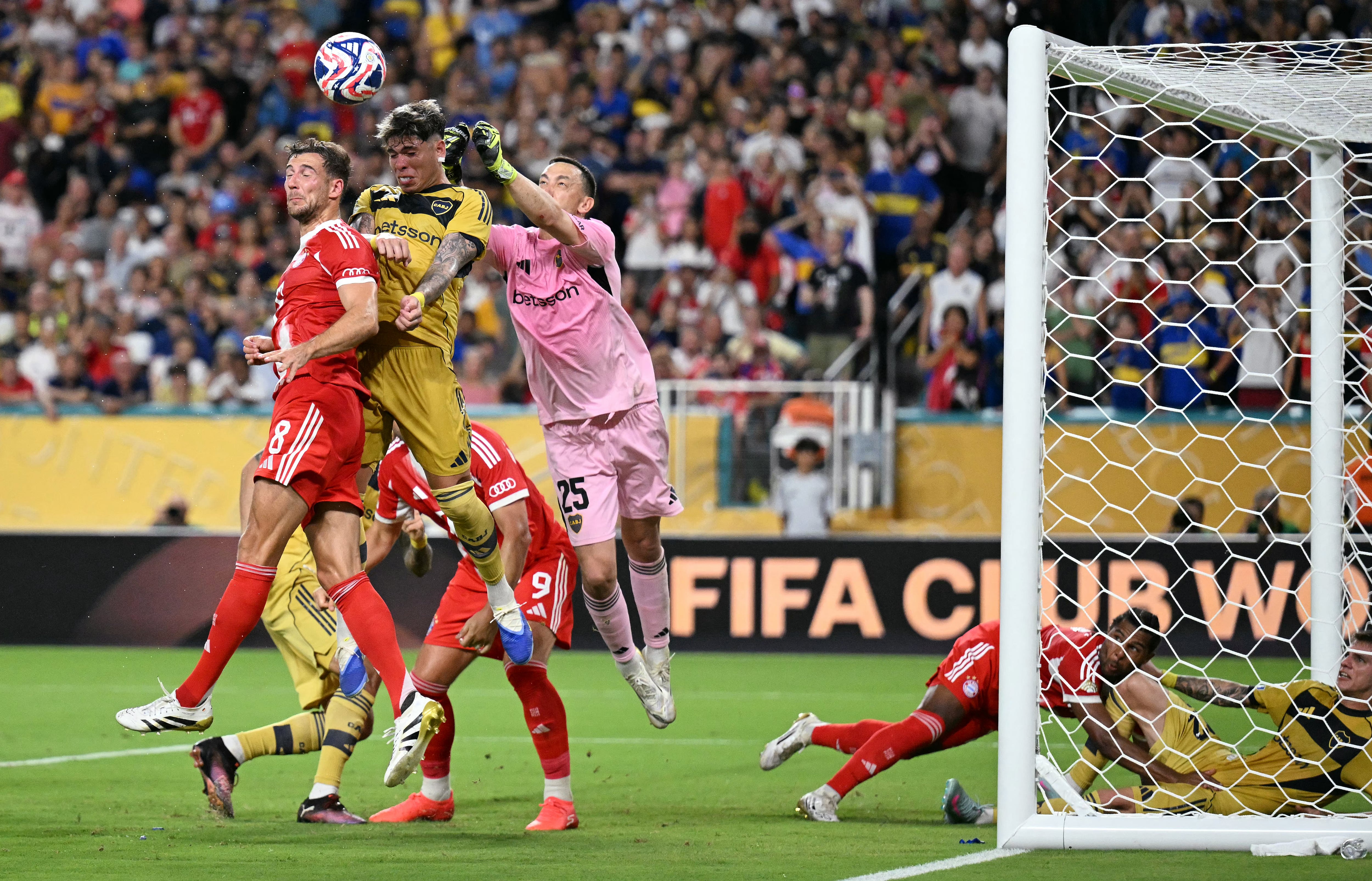El volante Leon Goretzka del Bayern Múnich va en busca de la pelota ante Carlos Palacios y el arquero Agustín Marchesín de Boca Juniors, en el encuentro disputado en Miami por el Mundial de Clubes.