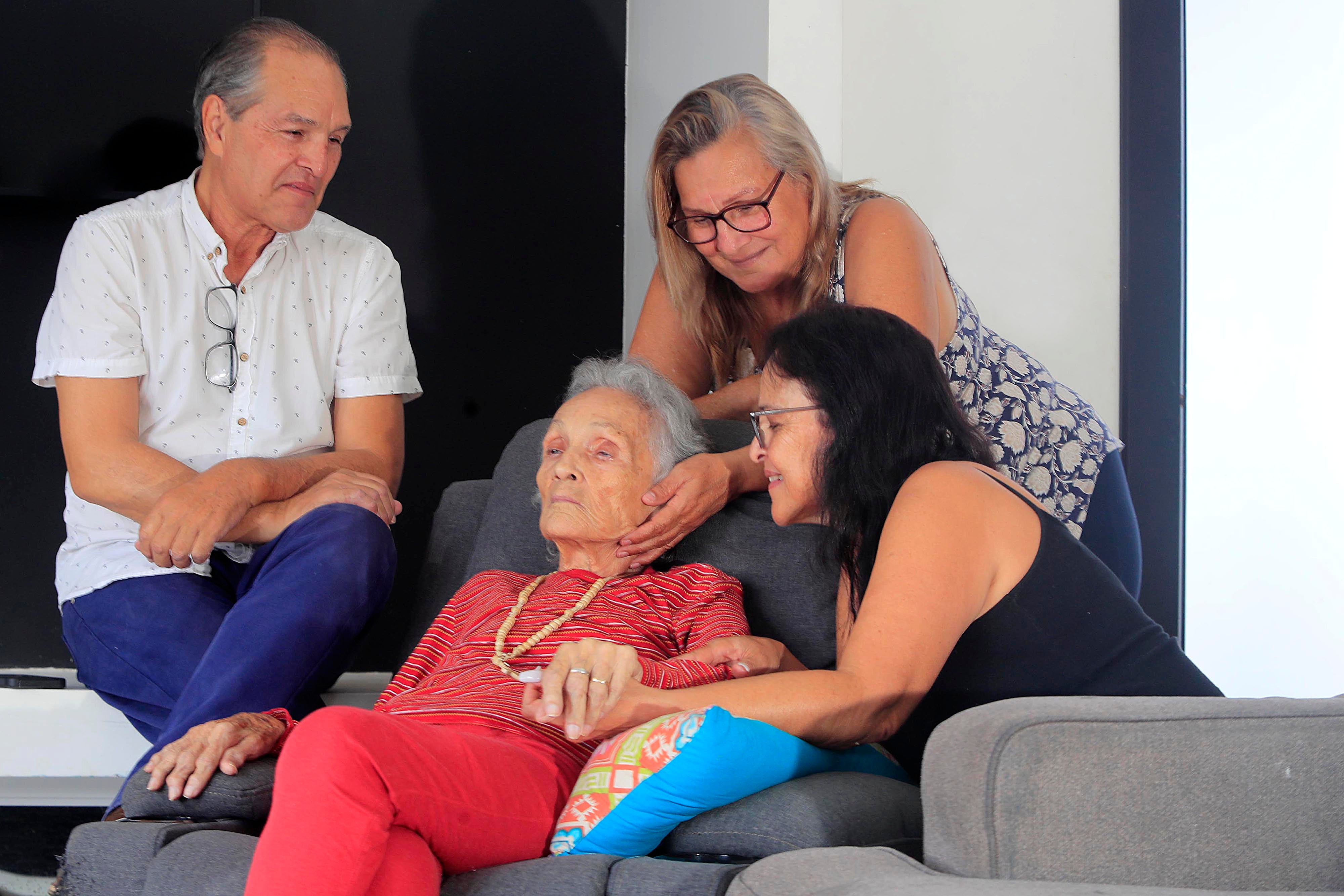 12/01/2024 Puriscal. El locutor, actor y abogado Gustavo Rojas Antillón, mostró su faceta de buen hijo. El junto a sus hermanas Lorena y Kattia (de blusa negra) compartieron el momento familiar atendiendo a su madre, doña María Isabel Antillón Montealegre. Foto: Rafael Pacheco Granados