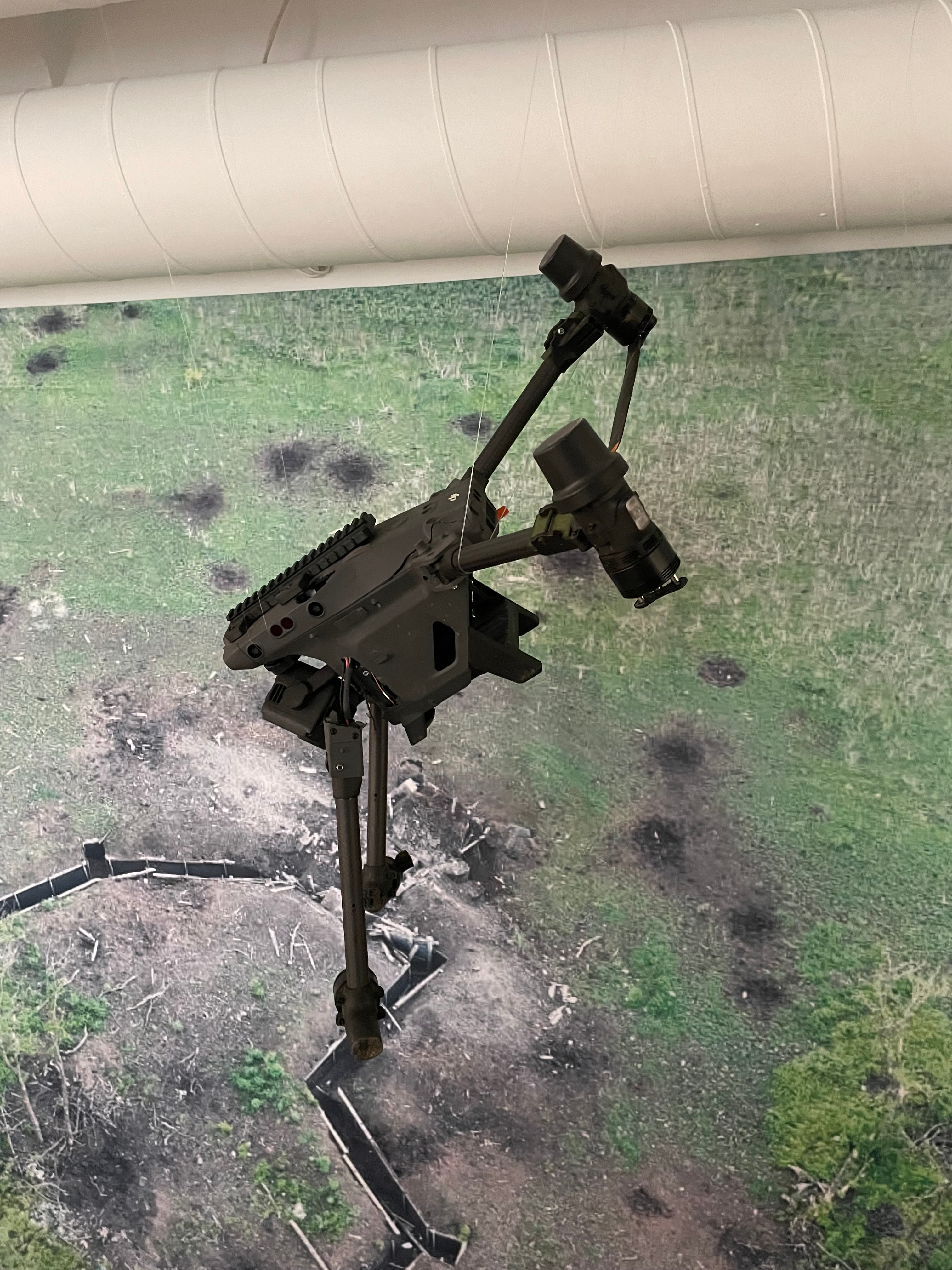 Exhibición de un dron como los utilizados en el frente por Ucrania.