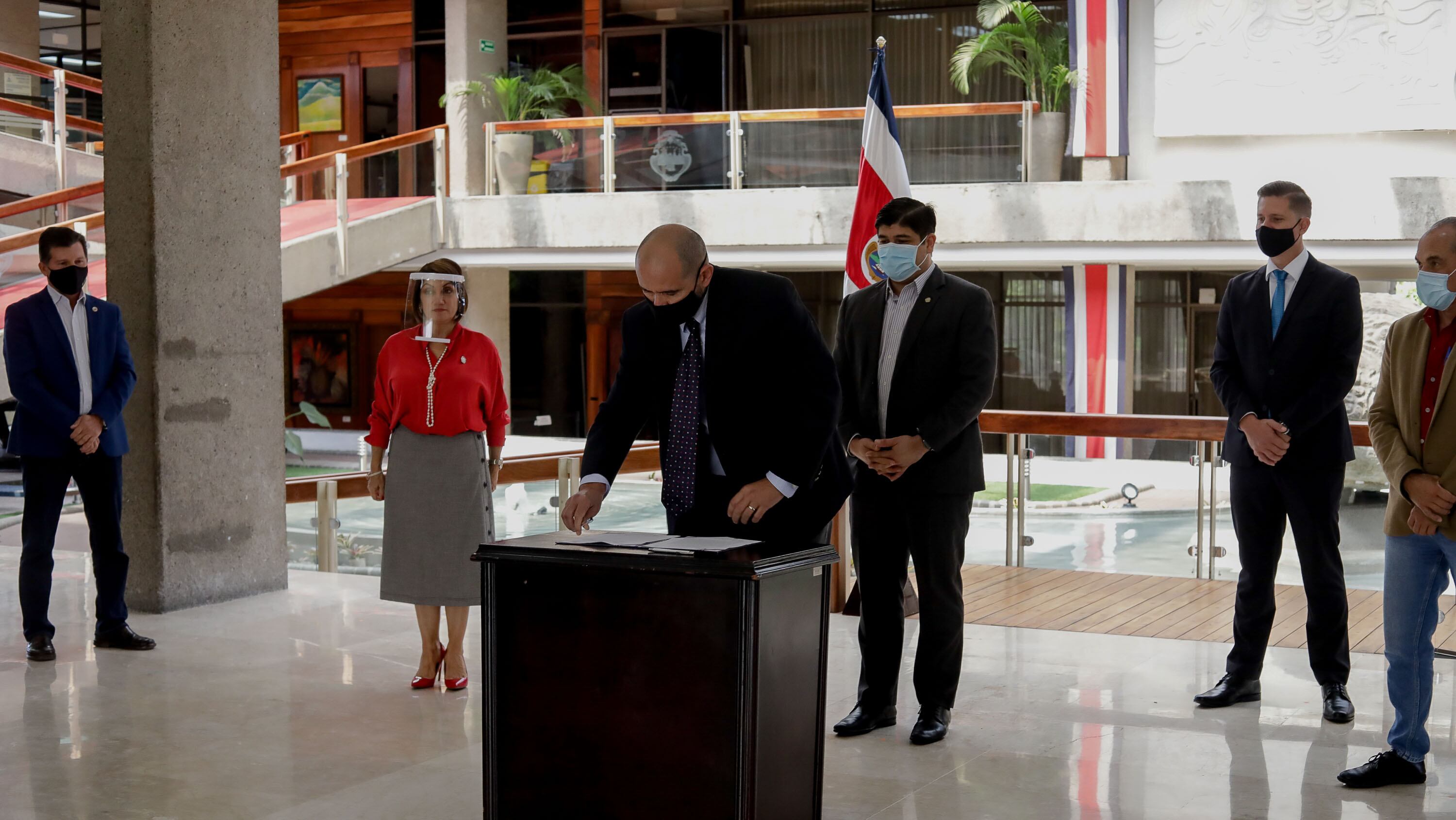 Eloy Vidal, de la compañía Vidalco Empresa Constructora, firma el contrato de edificación de la nueva planta agroindustrial en la región Brunca. El mandatario Carlos Alvarado participó en la actividad realizada en Casa Presidencial. Foto: Casa Presidencial.